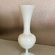 Vase en opaline blanc XX siècle