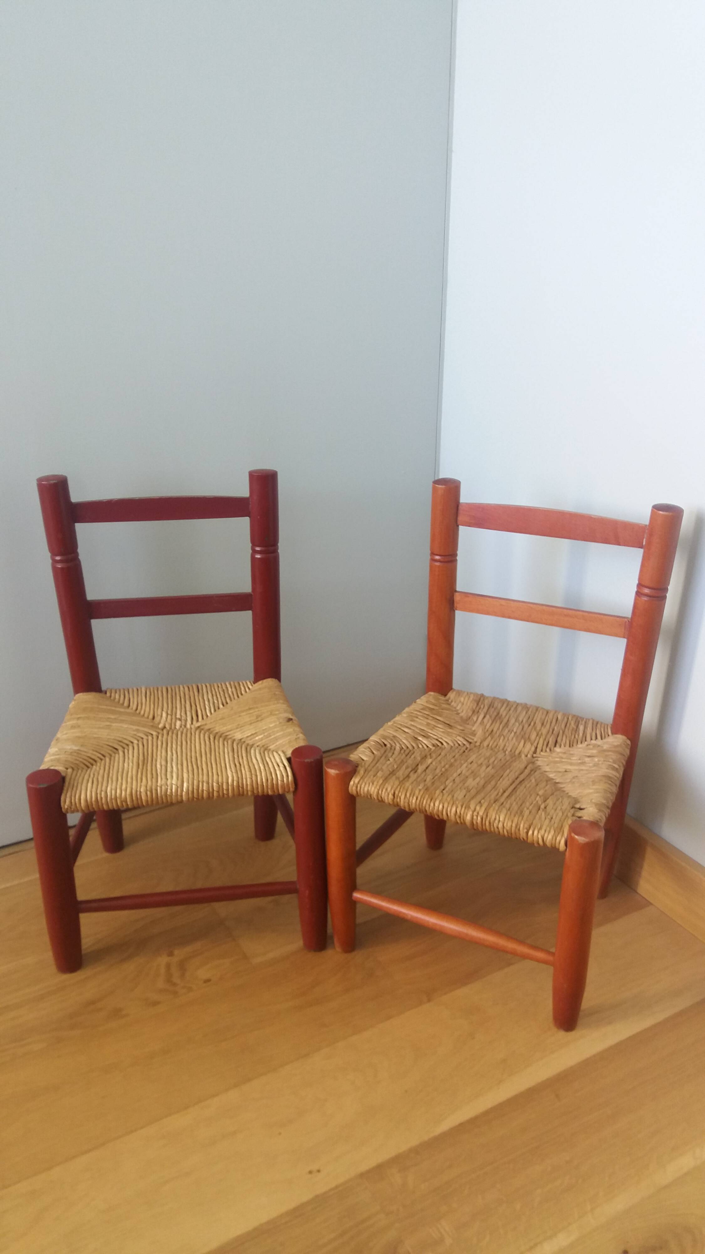 Children's straw chairs made of wood and straw.