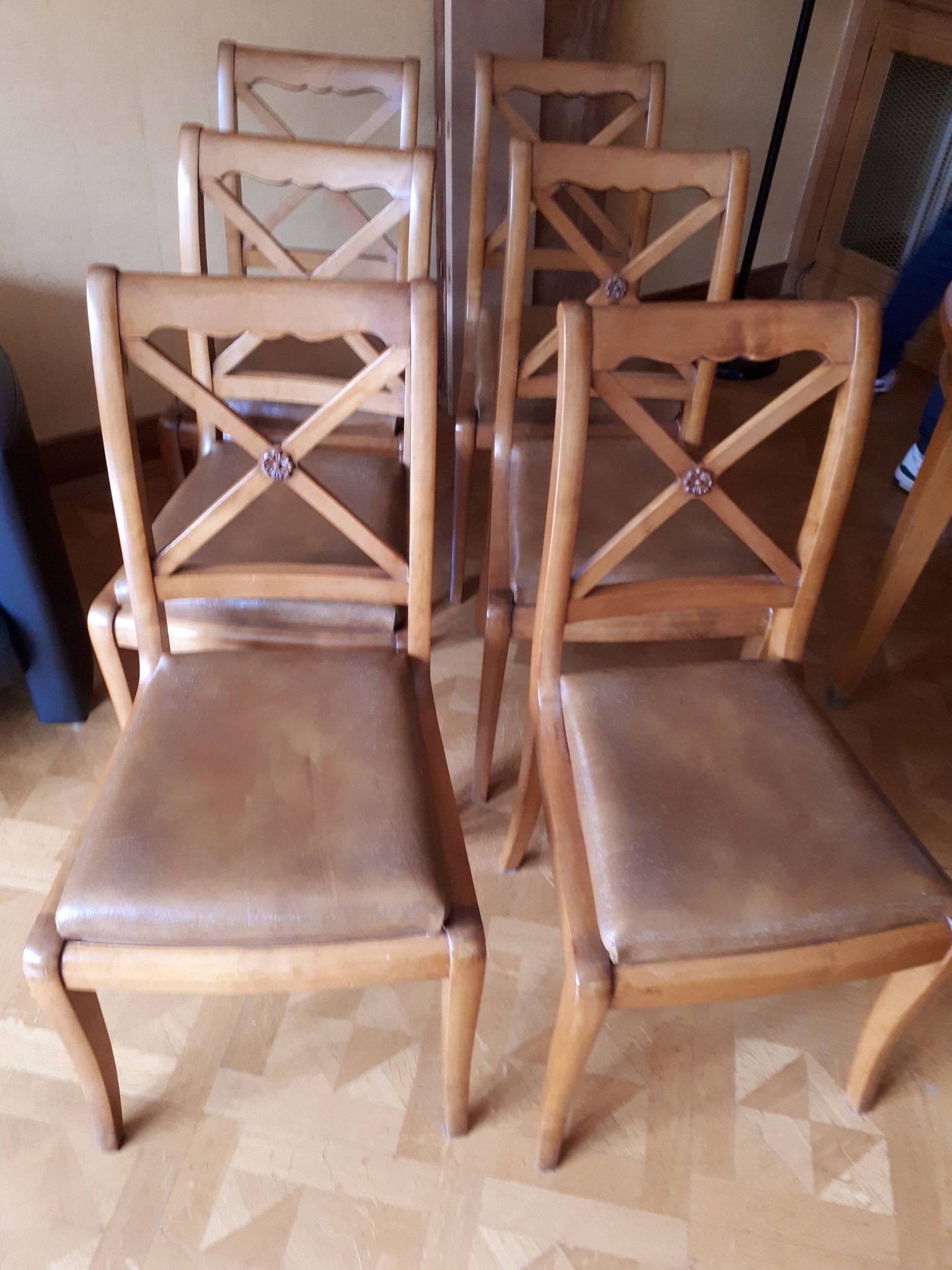 Chaise en bois assise en cuir