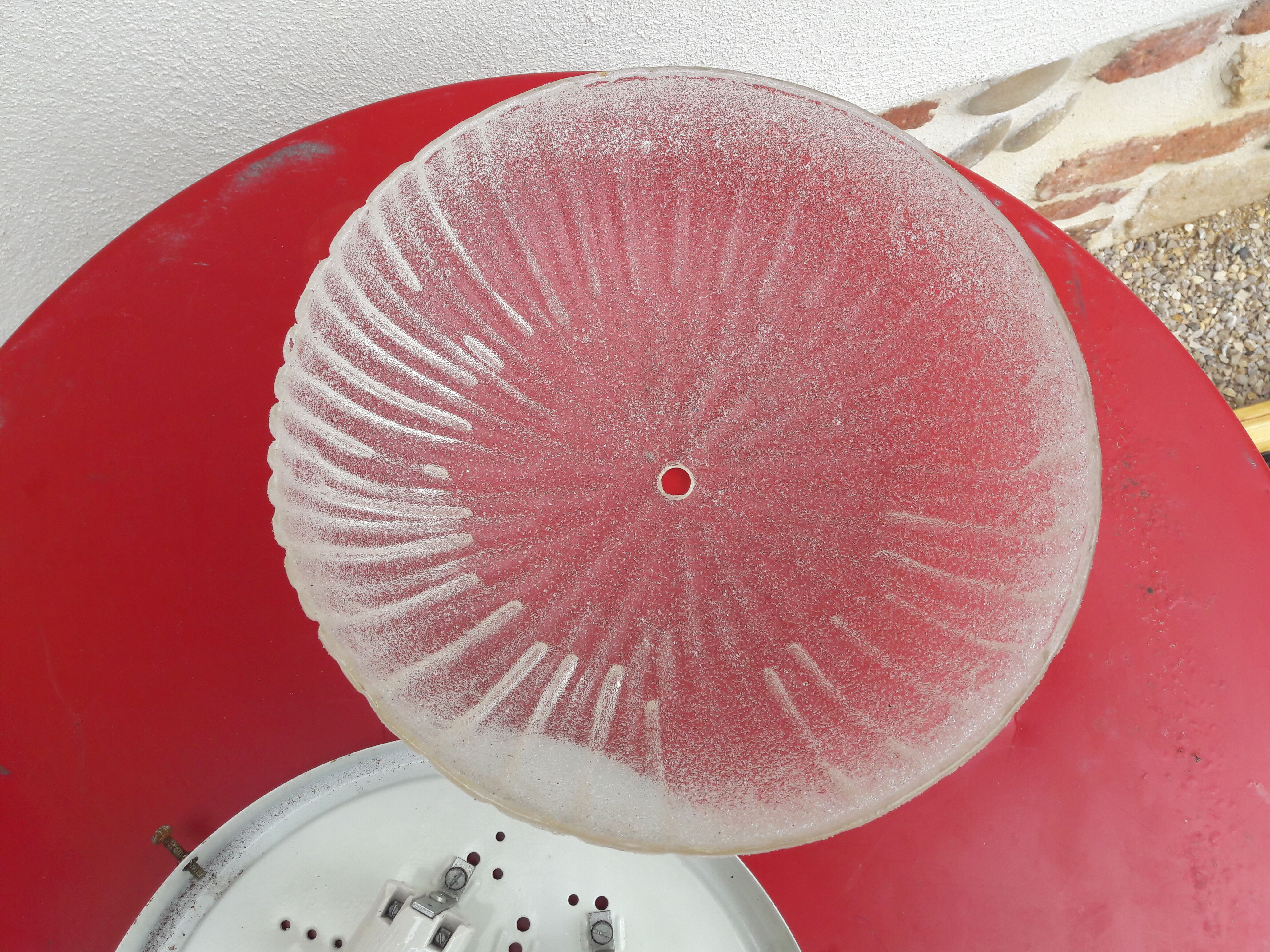 Round ceiling lamp in chiseled glass