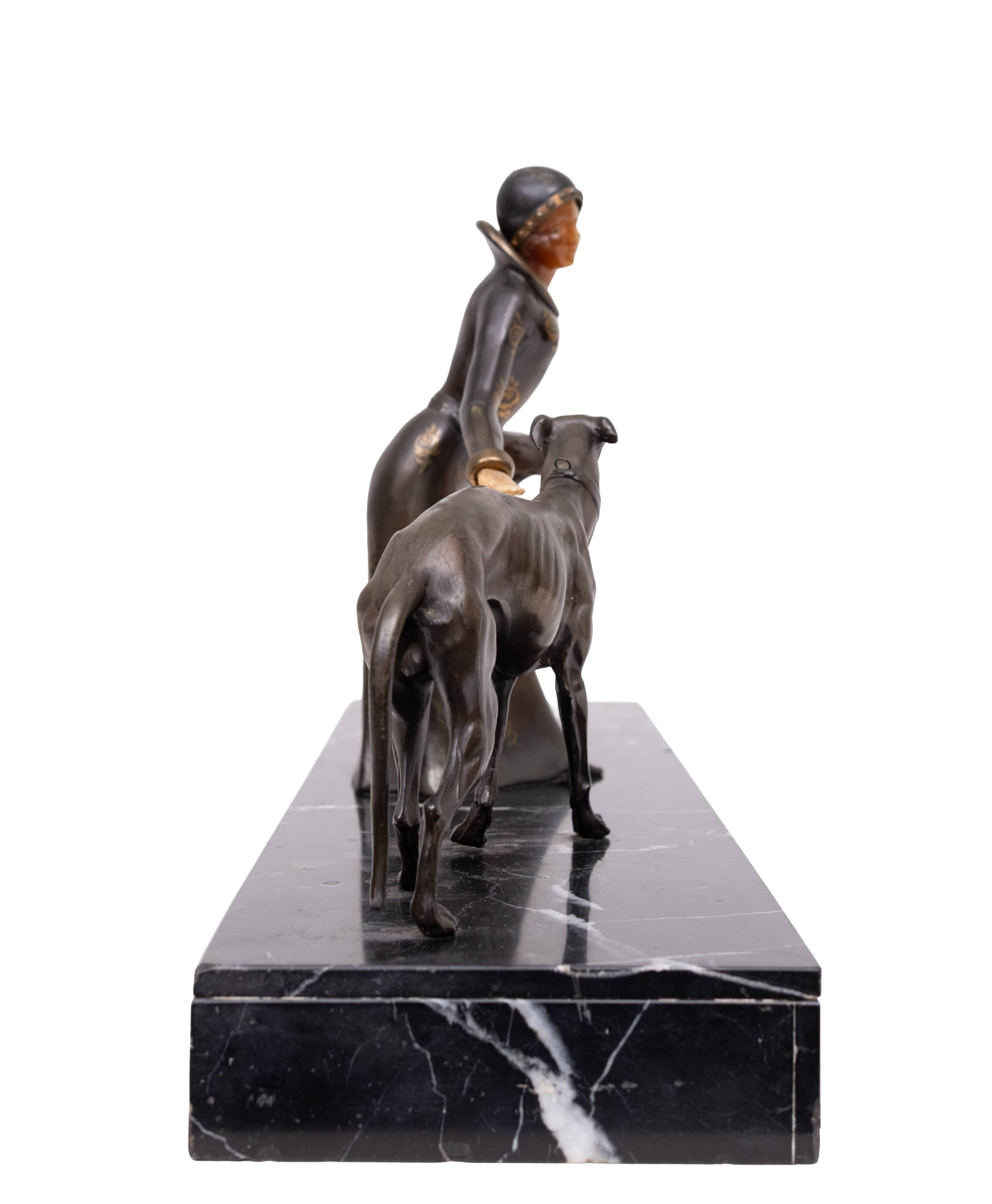 Sculpture Art Déco d'une femme avec des lévriers 1920/30 France