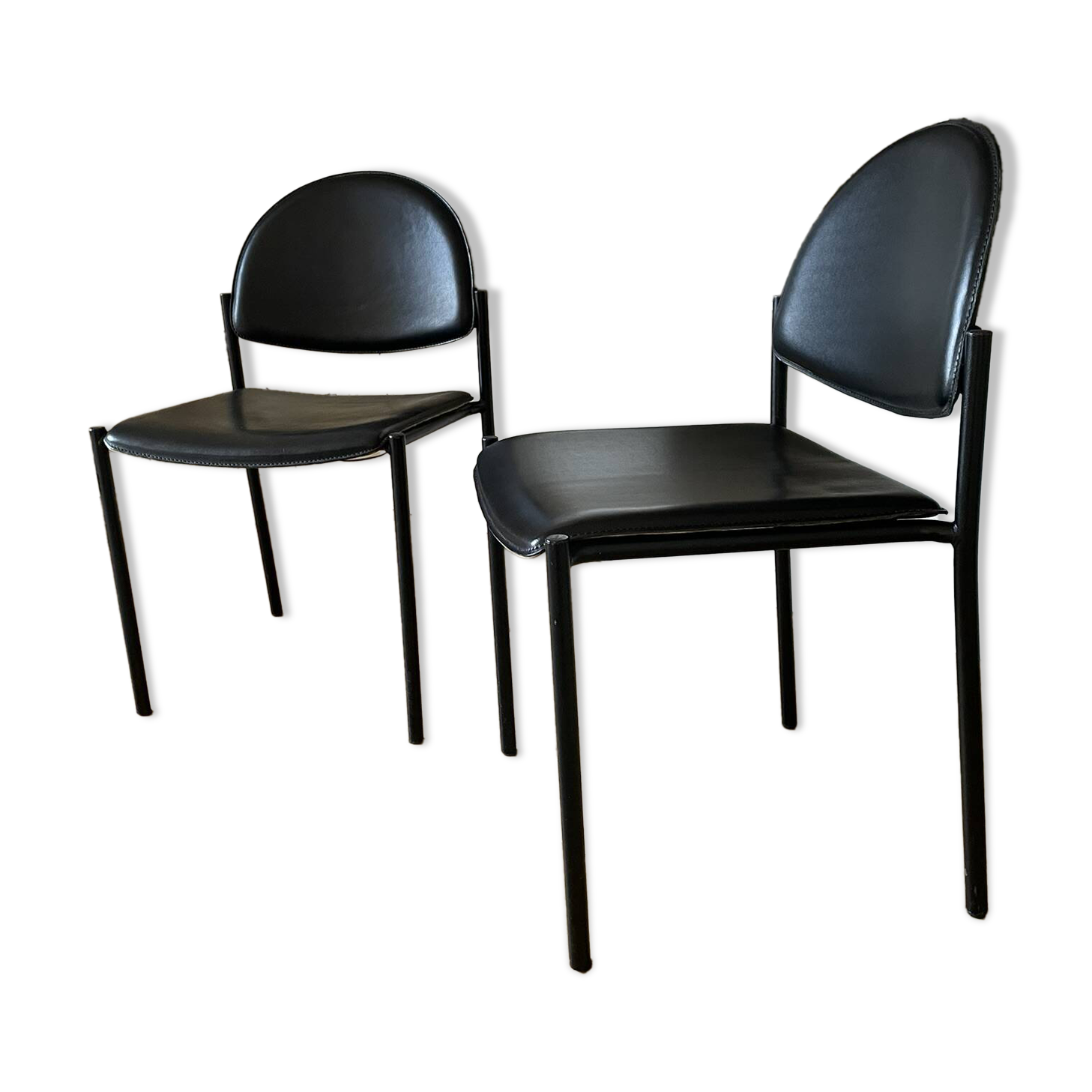 2 chaises en métal et cuir noir dans le goût de Pierre Paulin, Italie