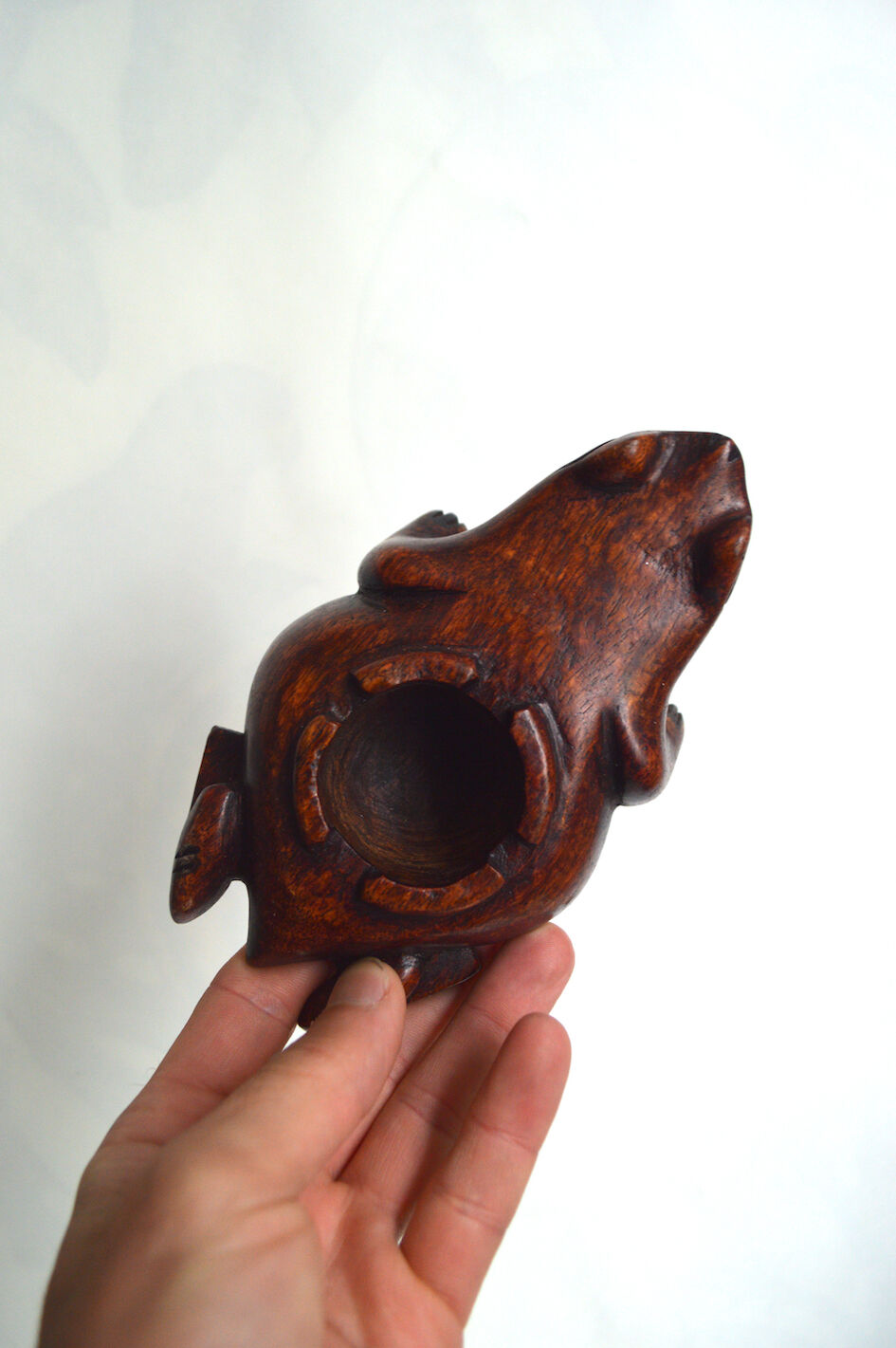 Cendrier grenouille en bois sculpté