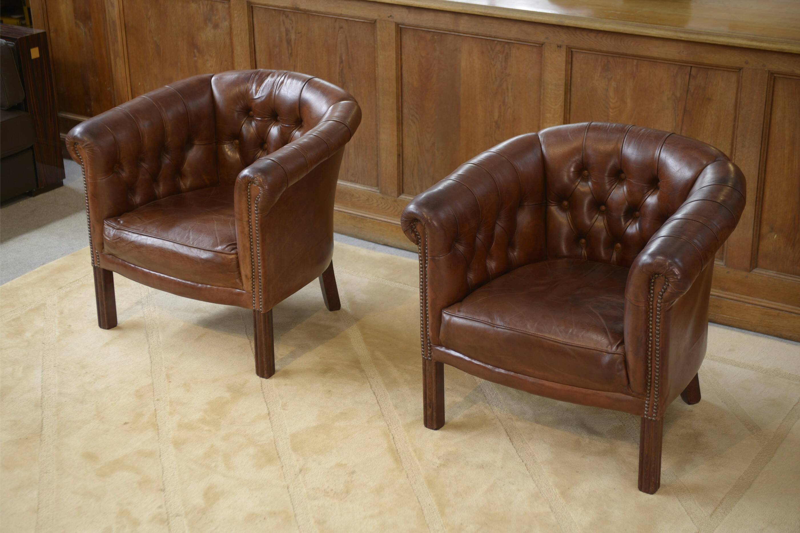 Paire de fauteuils Club capitonnés en cuir