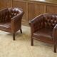 Paire de fauteuils Club capitonnés en cuir