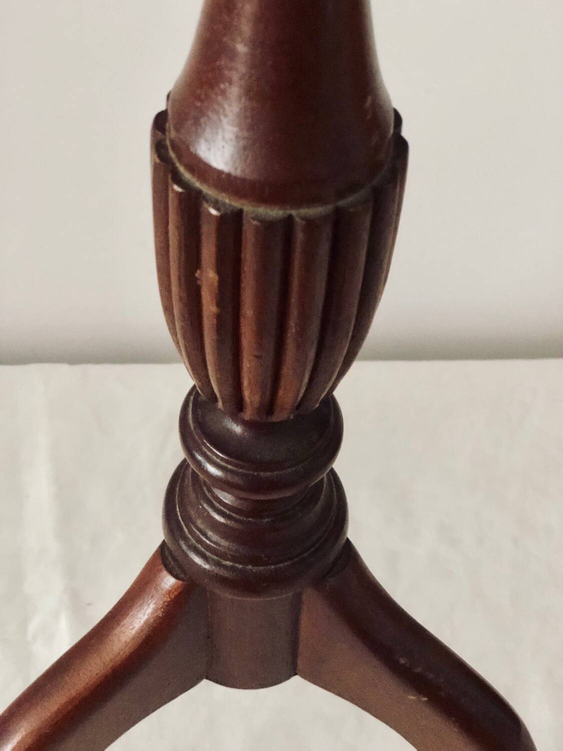 Tripod side table wine table in mahogany and vintage leather