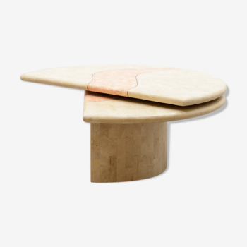 Table basse en travertin avec plateau pivotant.