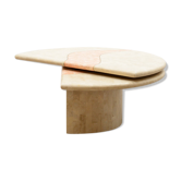 Table basse en travertin avec plateau pivotant.