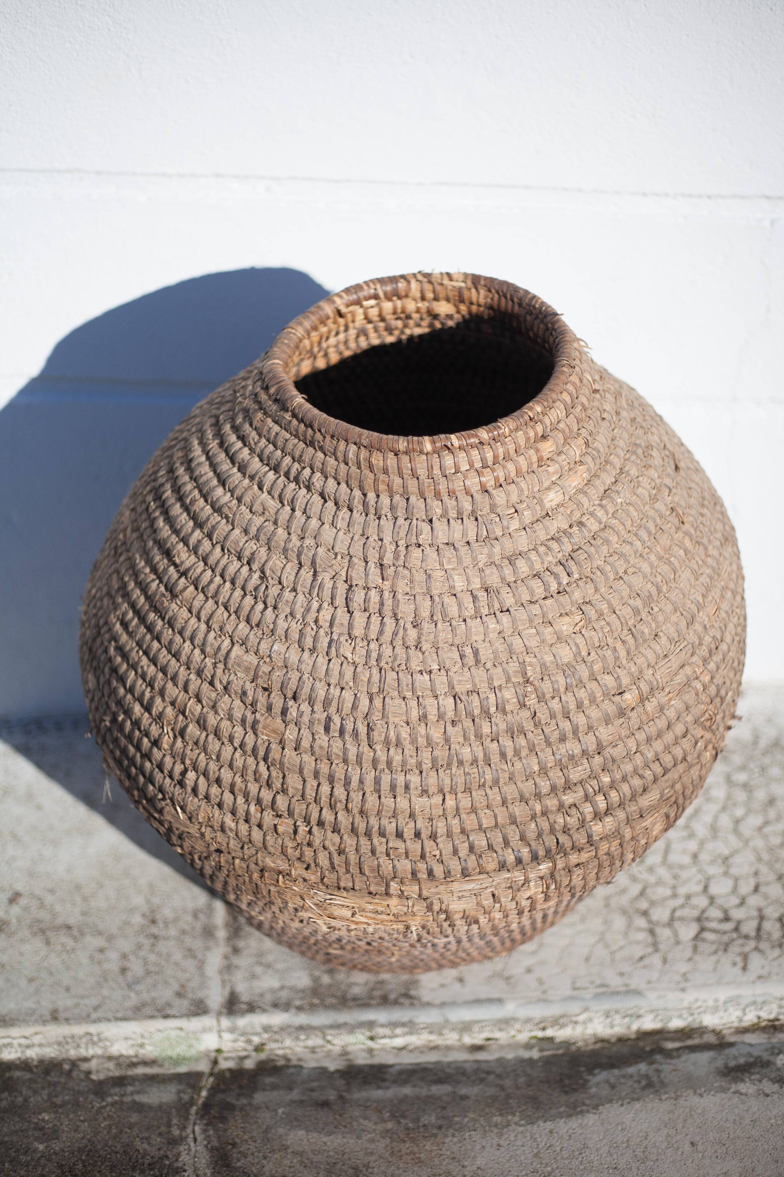 Old basket, burgundy XL straw and bramble, woven basket, interior decoration, pantry, cache