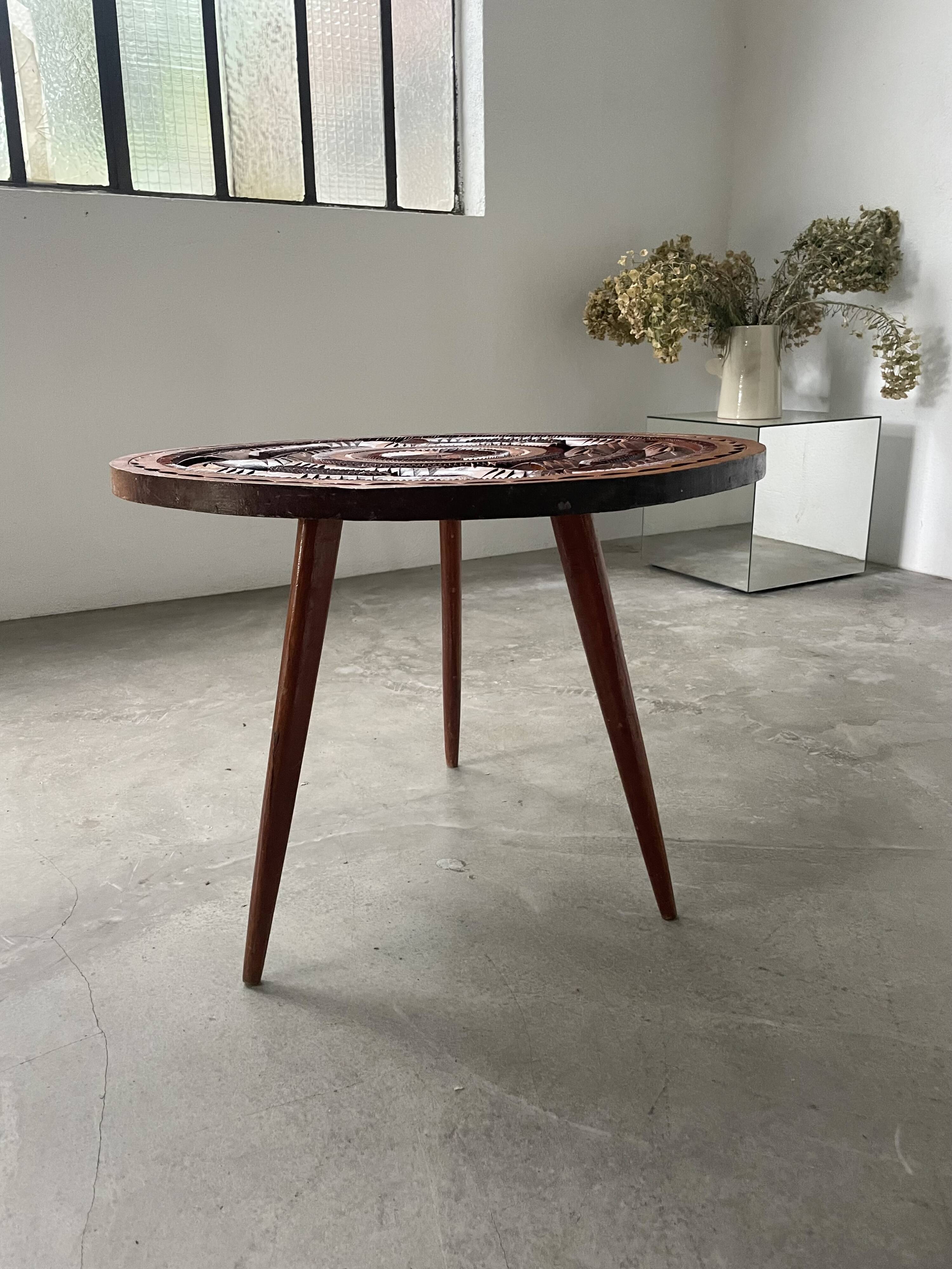 60s tripod coffee table in chiseled wood