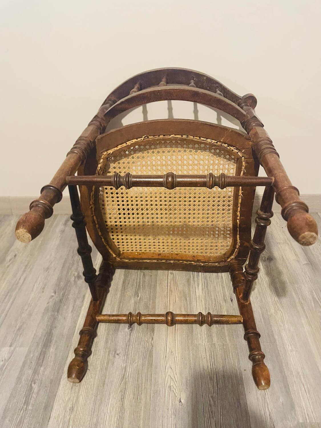 Chaise d’angle en bois et cannage