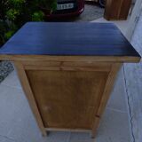 Furniture suitable for everywhere with a thick top, in solid wood