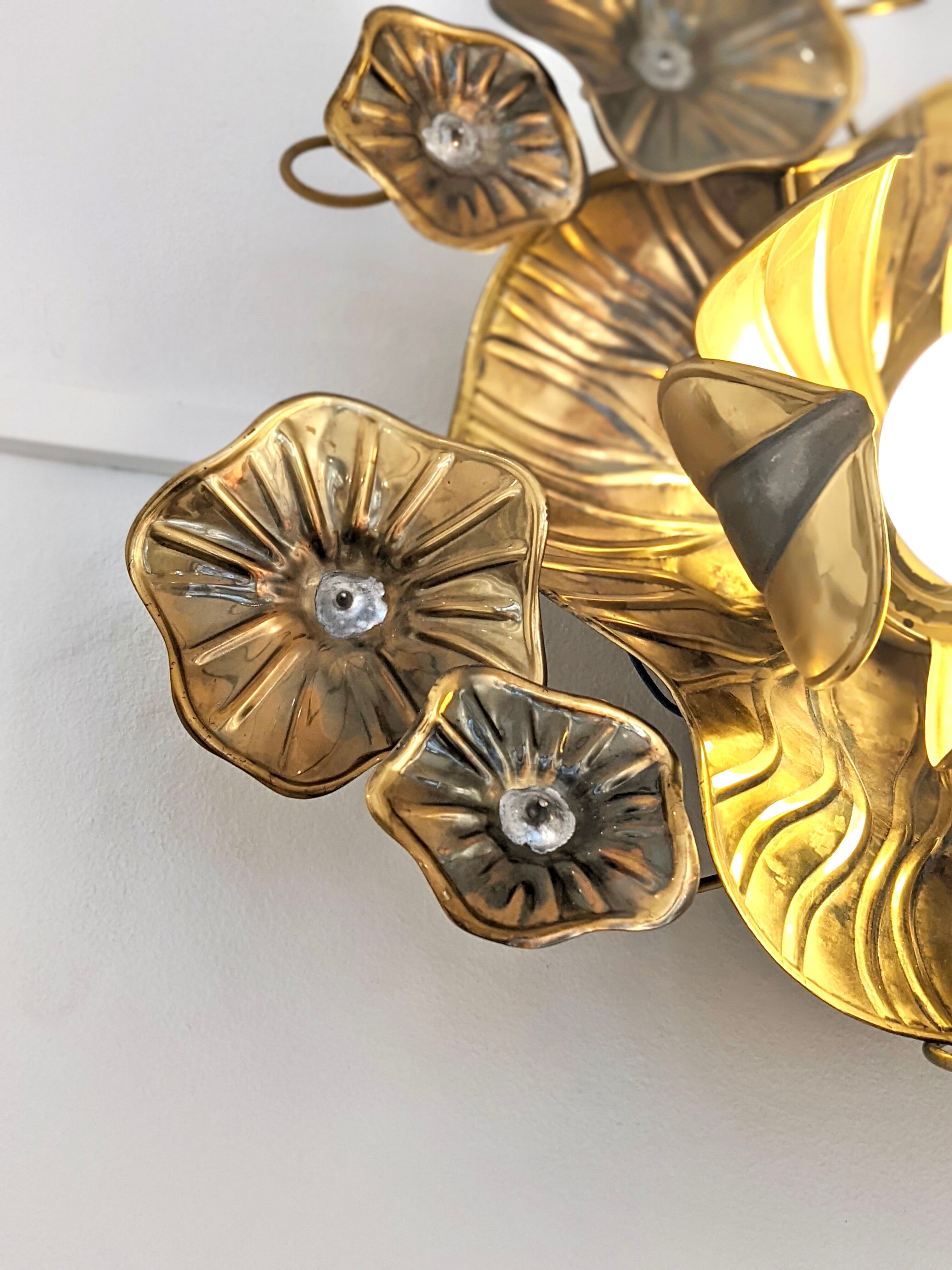 Flower-shaped wall lamp