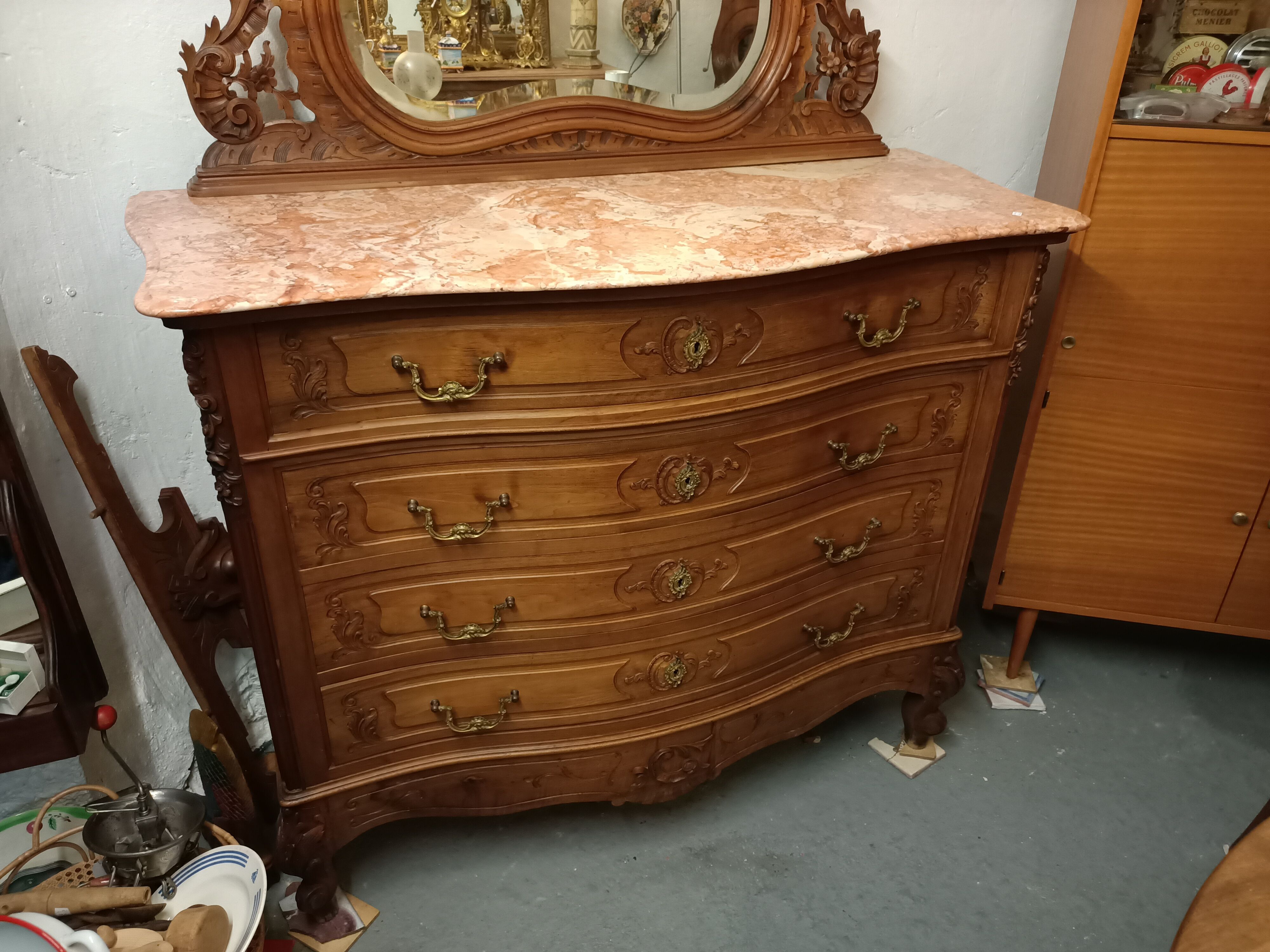 Chest of drawers with mirror