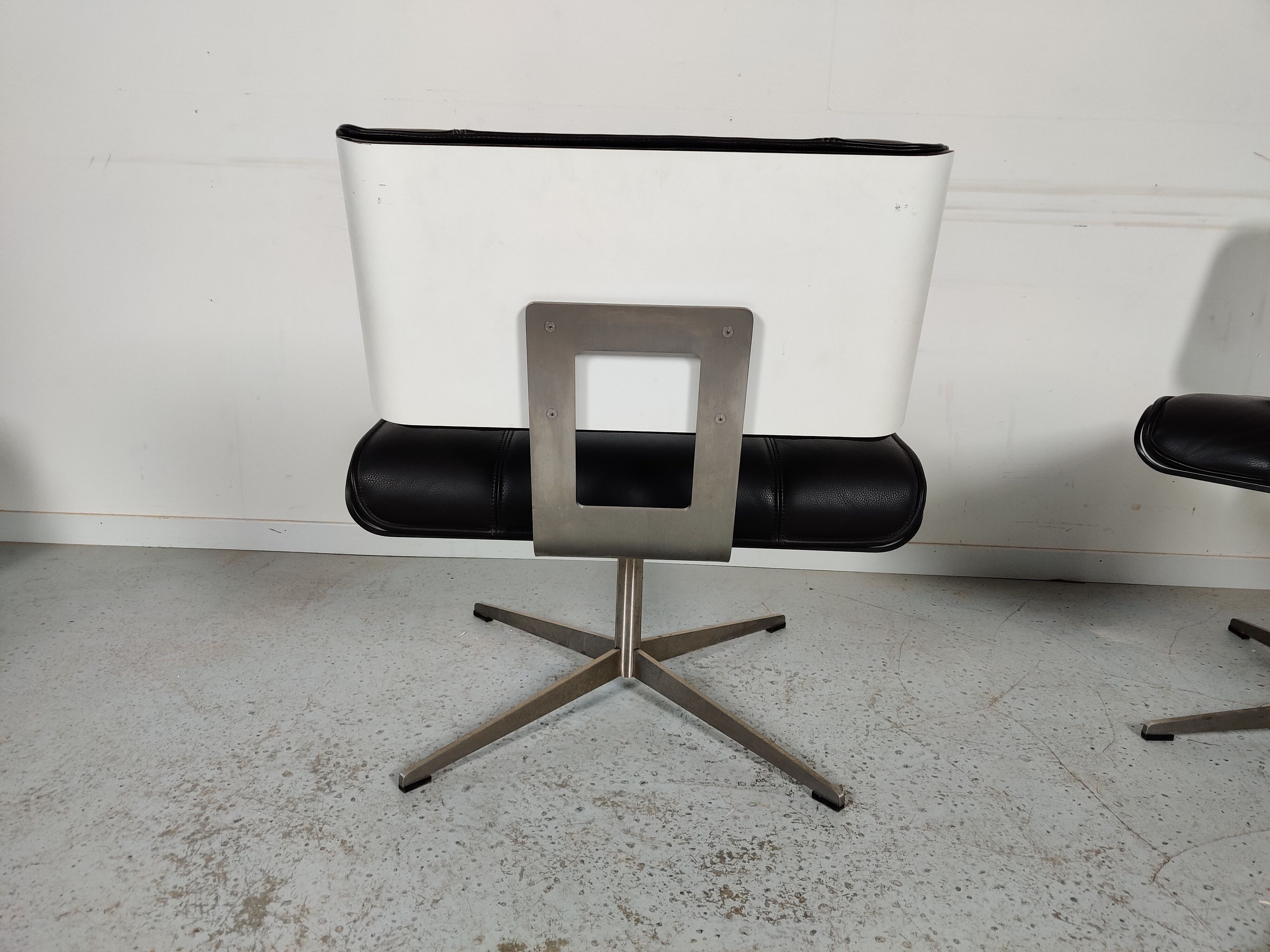 Pair of leather armchairs, 80s/90s