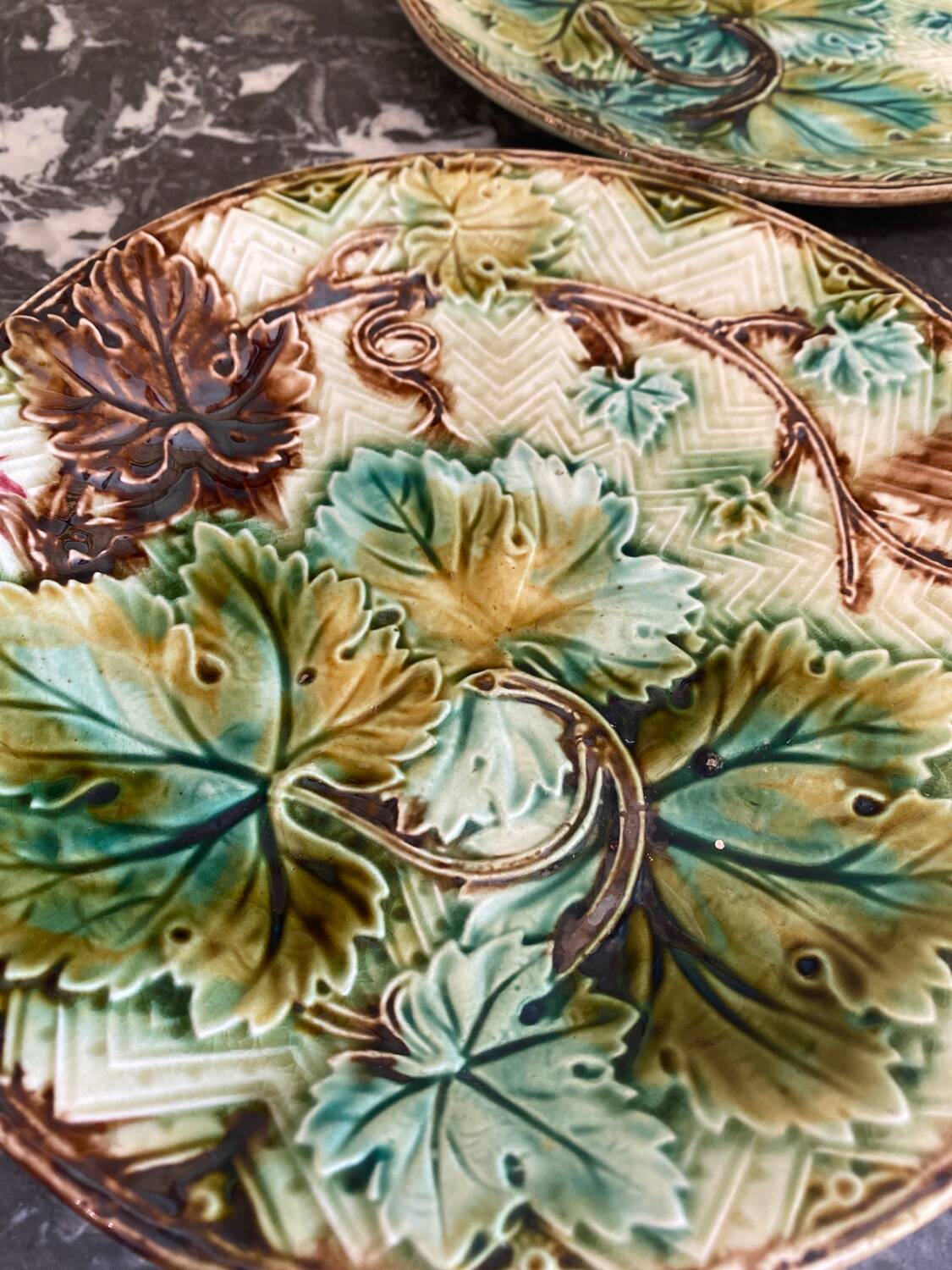 3 assiettes en barbotine