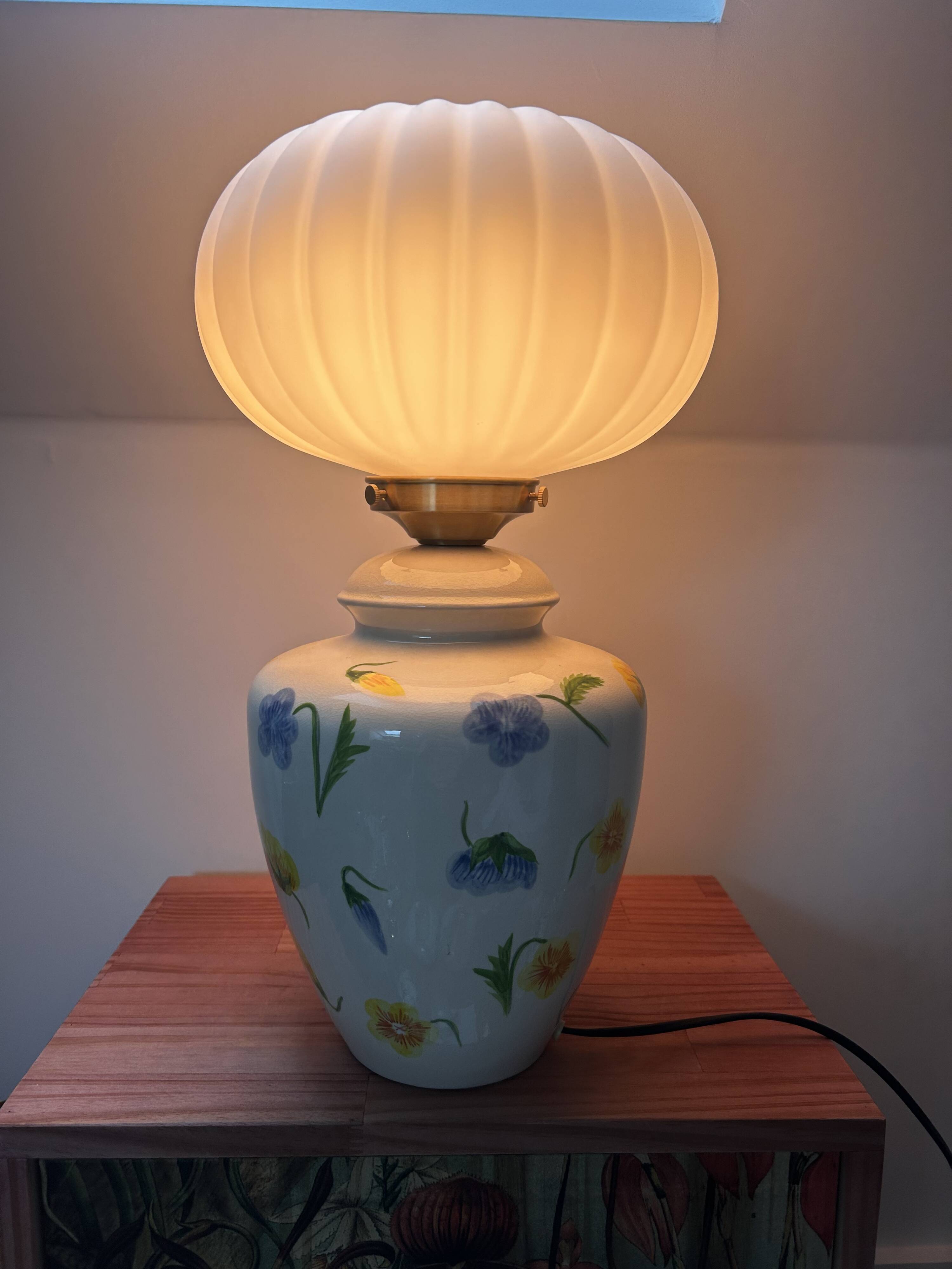Lampe à poser fleurs en céramique globe plissé