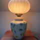 Lampe à poser fleurs en céramique globe plissé