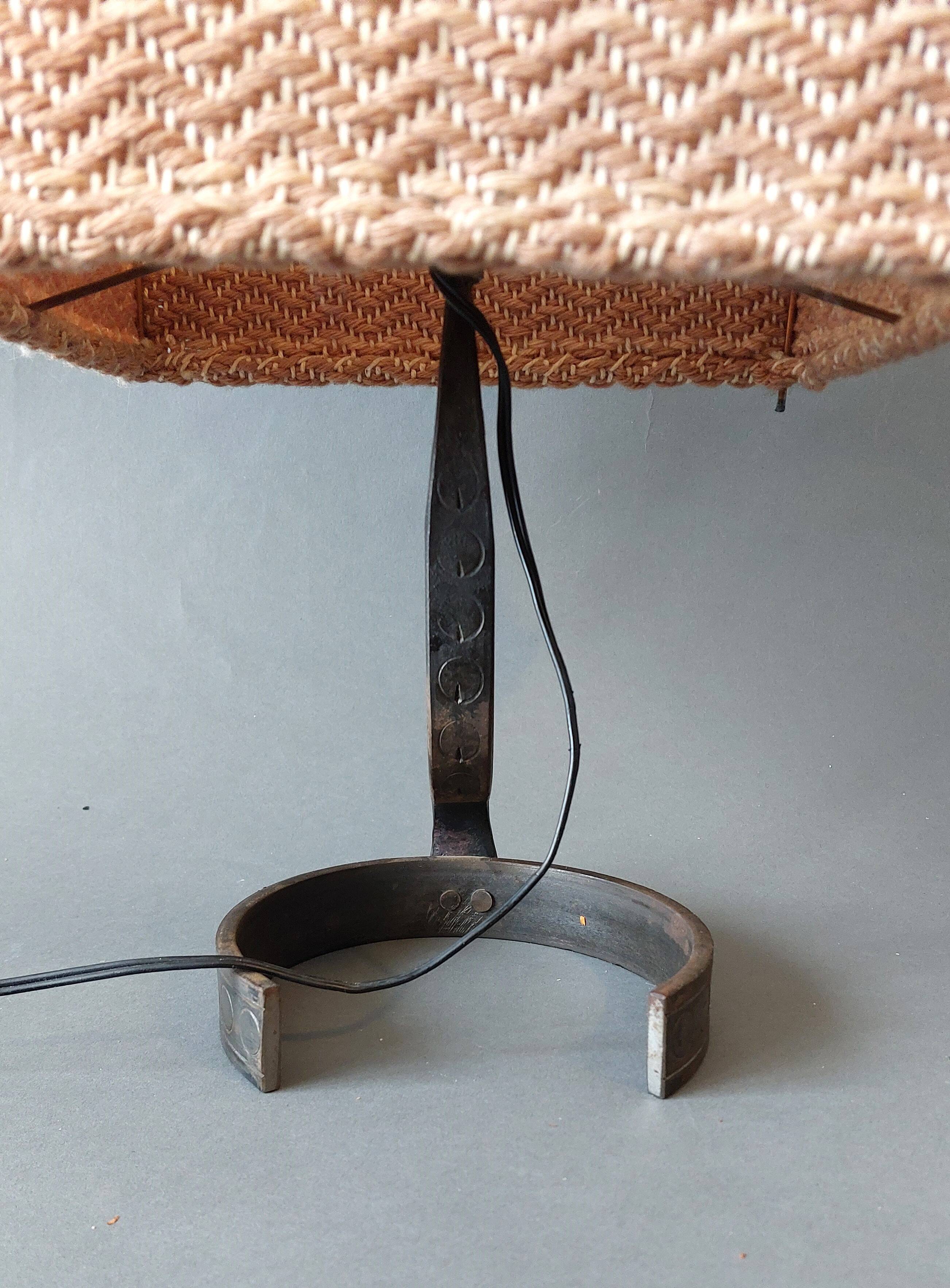 Lampe brutaliste 1950 en fer forgé abat-jour en laine fait main.