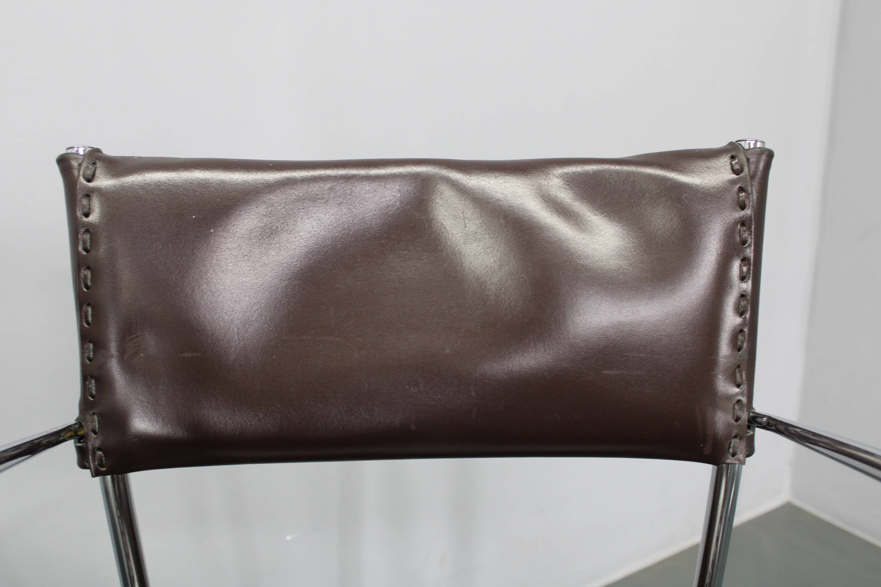 Ensemble de six fauteuils en cuir italien et chrome par Arper.