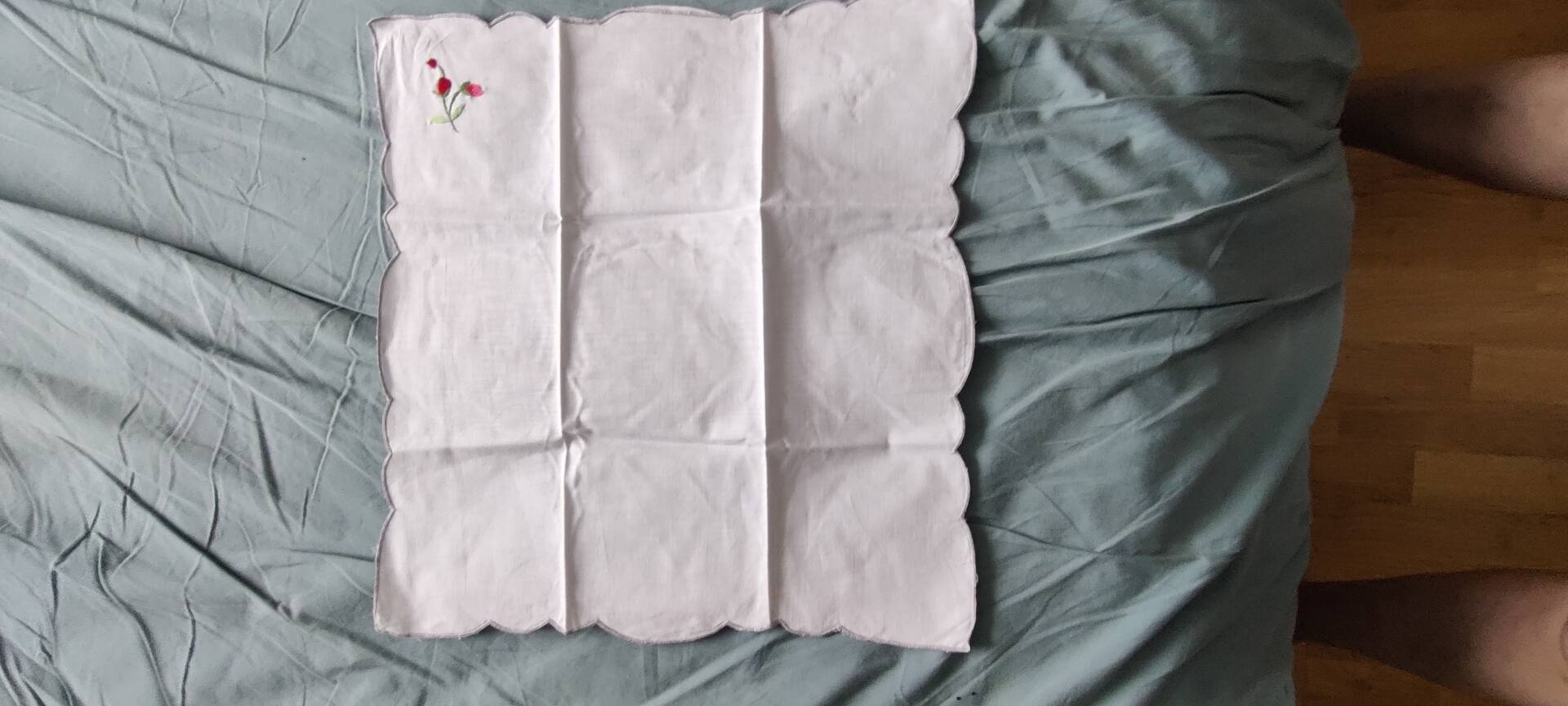 Embroidered tablecloth with its 12 napkins.