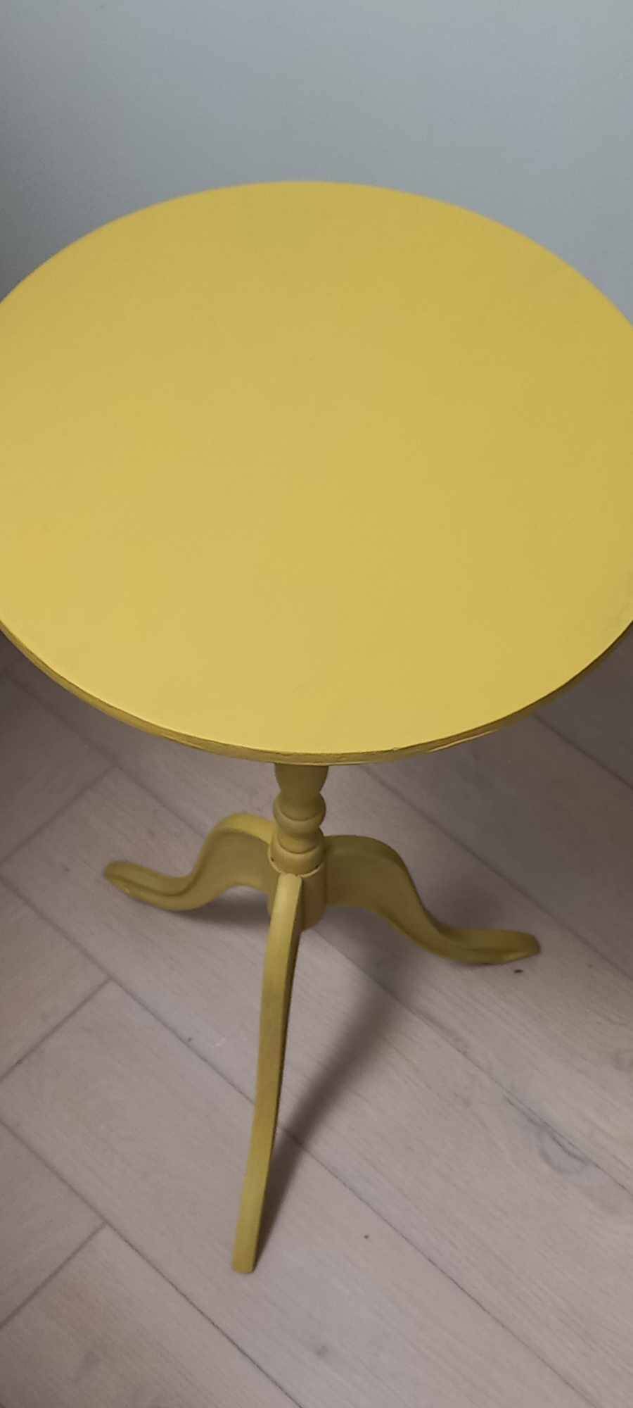 Vintage tripod pedestal table