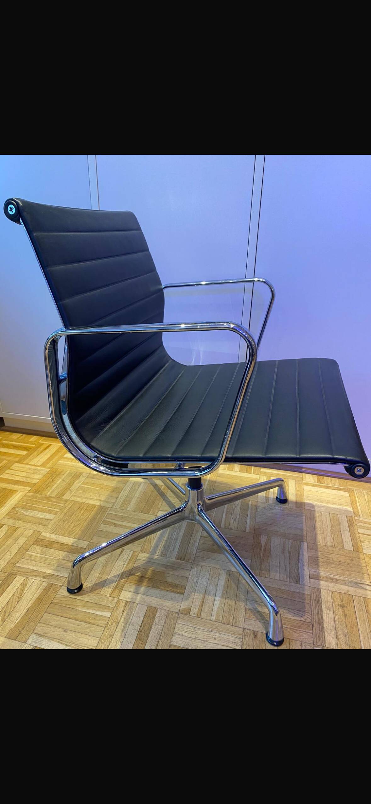 Vitra Aluminium Chair EA 107 Charles & Ray Eames