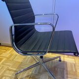 Vitra Aluminium Chair EA 107 Charles & Ray Eames