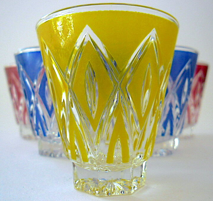 Suite de six verres de couleur à liqueur