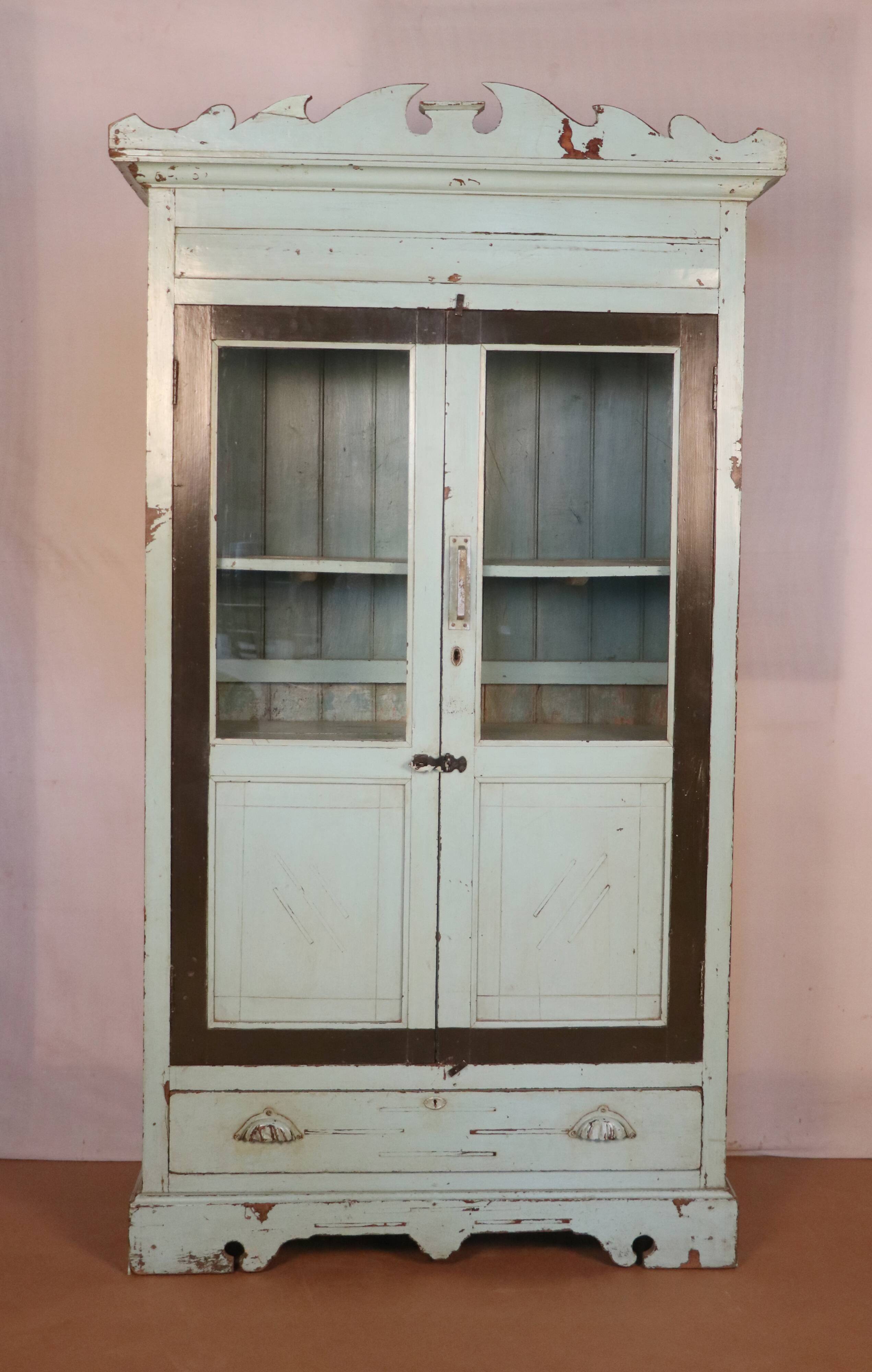 Armoire vitrée art déco en teck birman patine turquoise d'origine