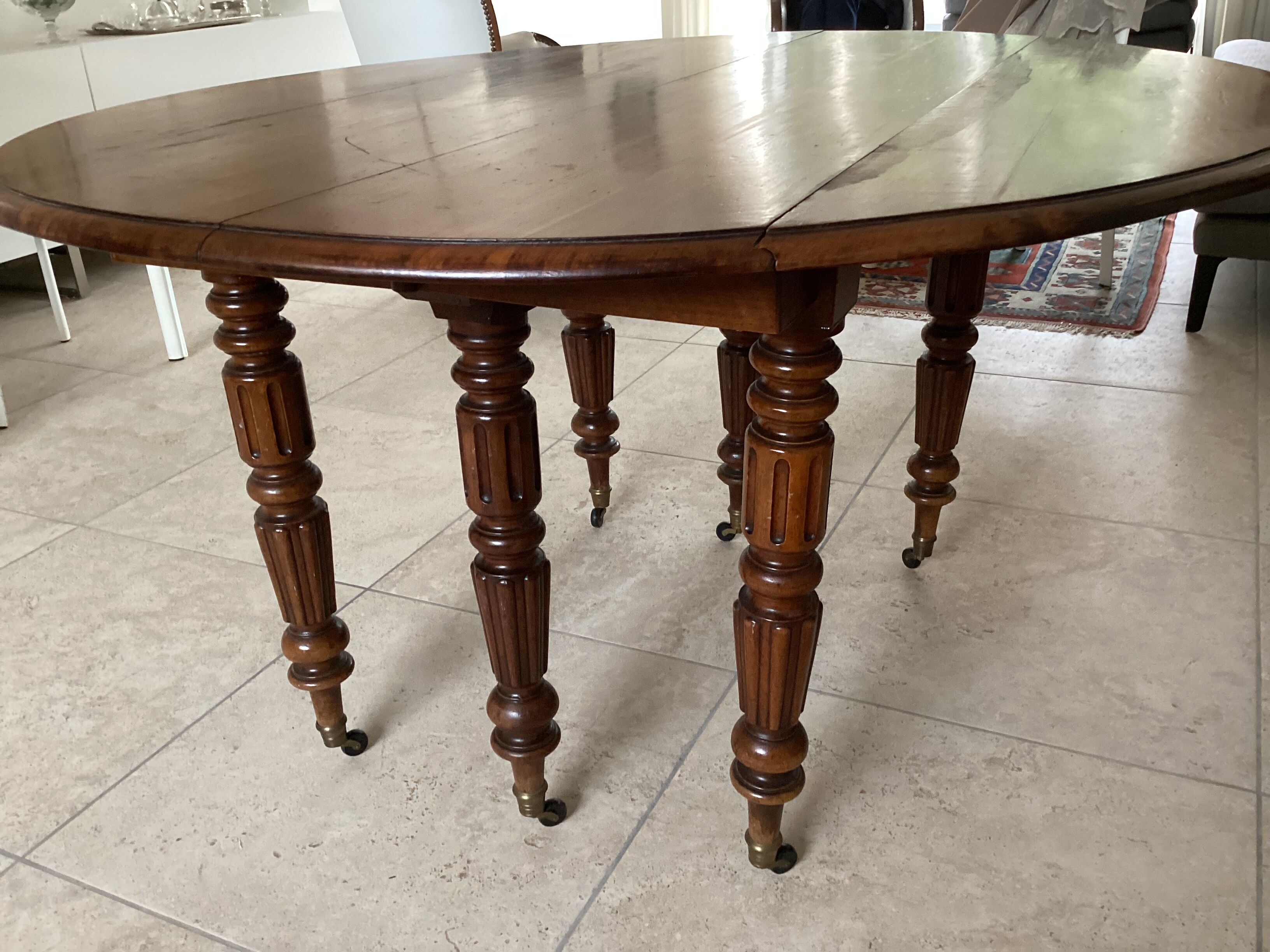 Table ronde ancienne en noyer