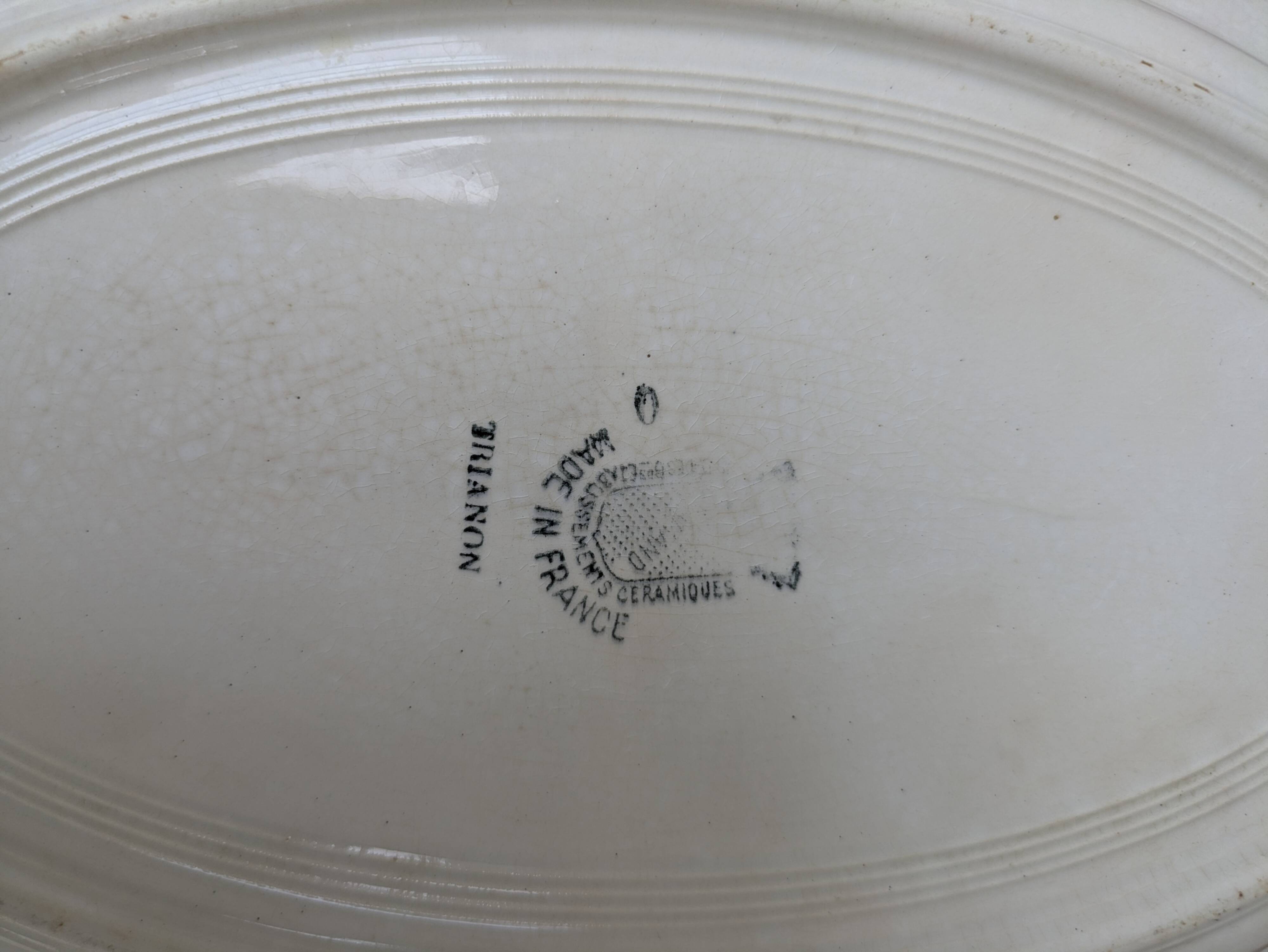 Plat de service Saint Amand modèle Trianon Terre de Fer contour géométrique