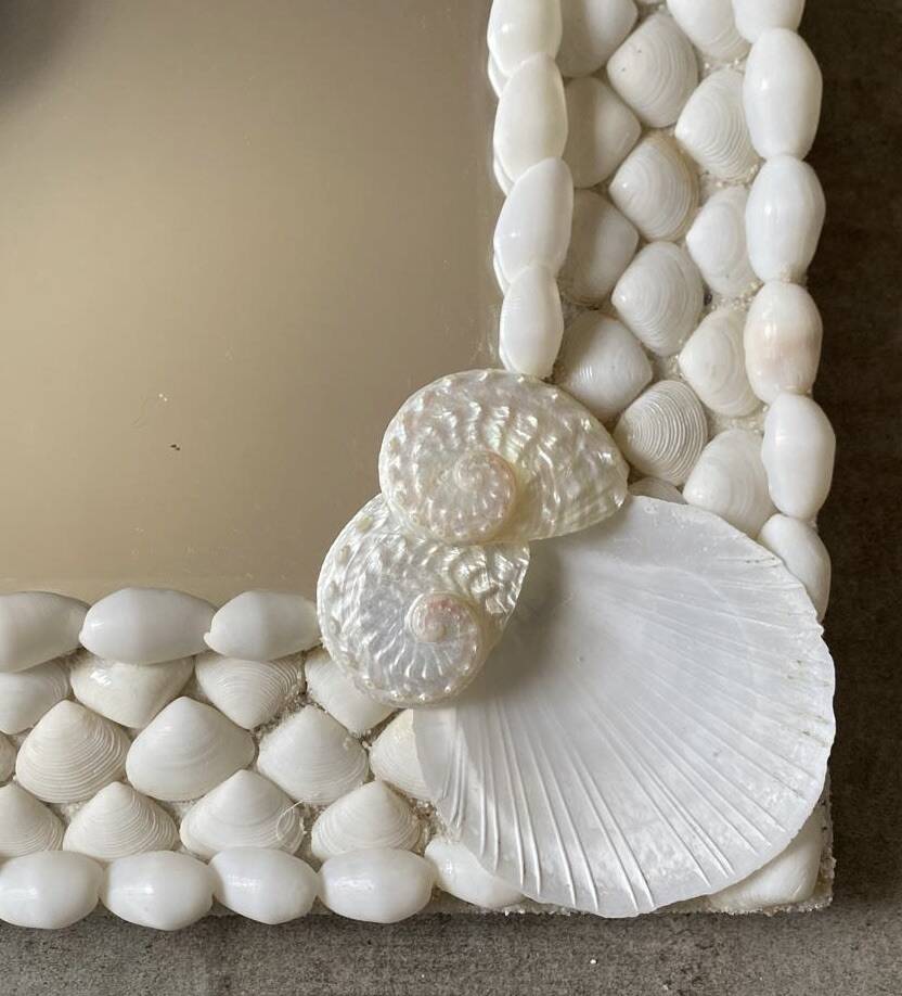Miroir en bois et coquillages