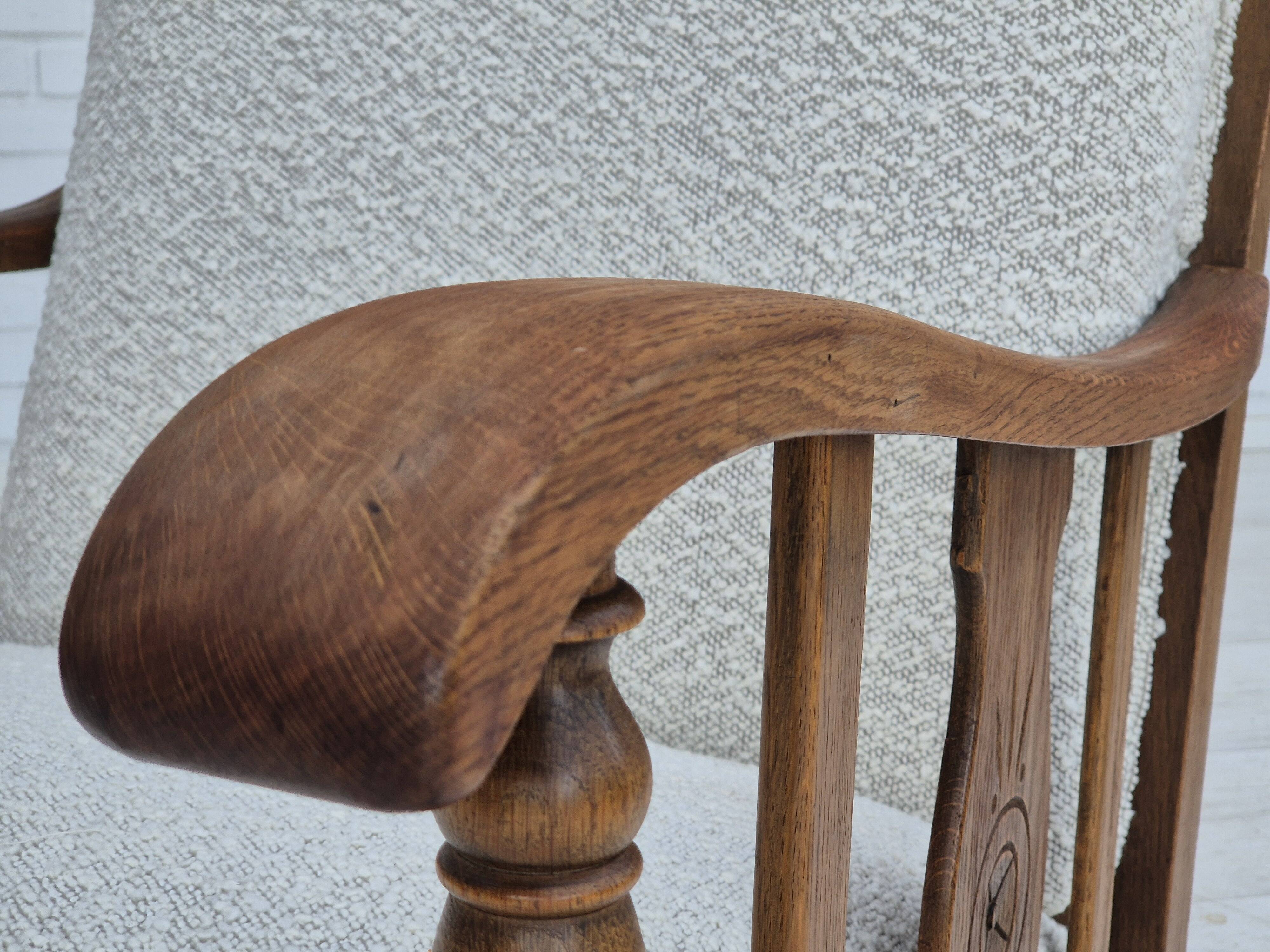 Années 1950, design scandinave, fauteuil retapissé, tissu blanc/gris clair, chêne.
