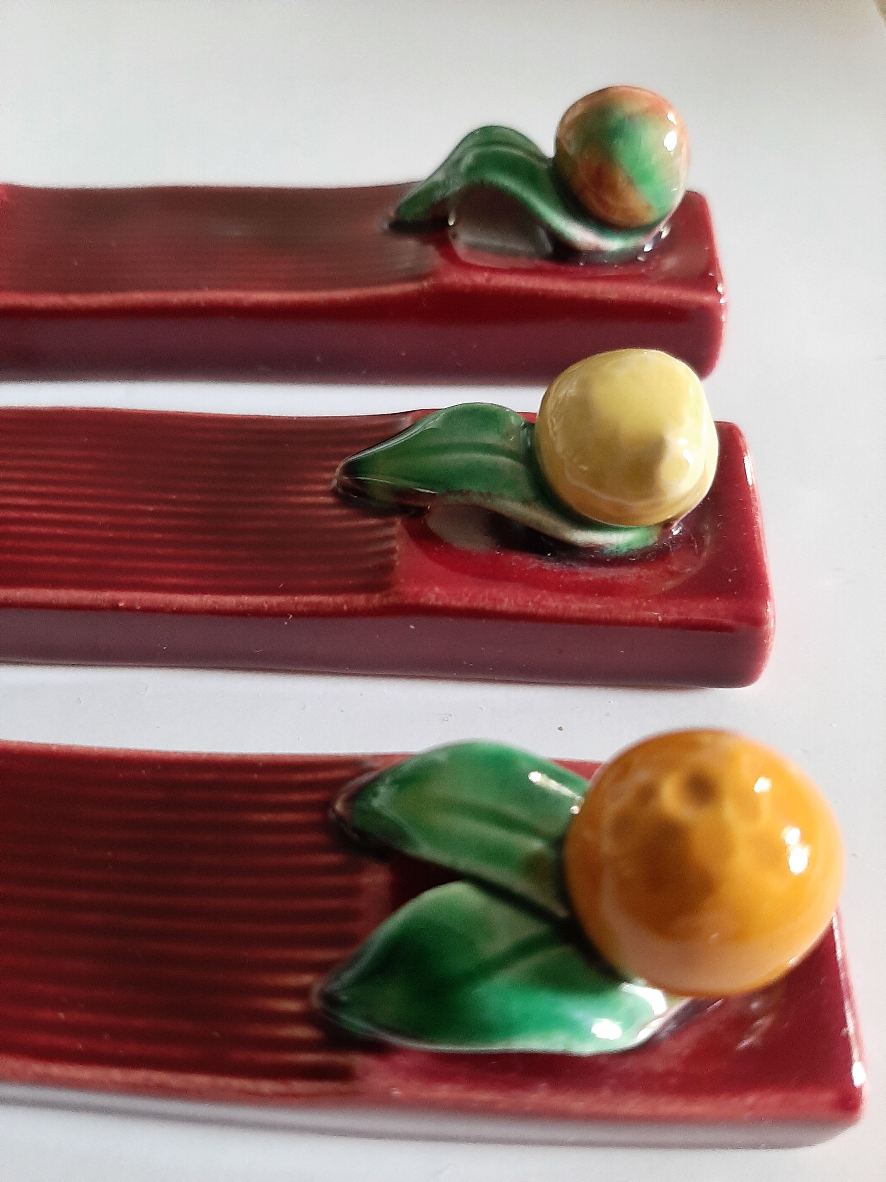 Suite de 6 porte-couteaux barbotine fruits