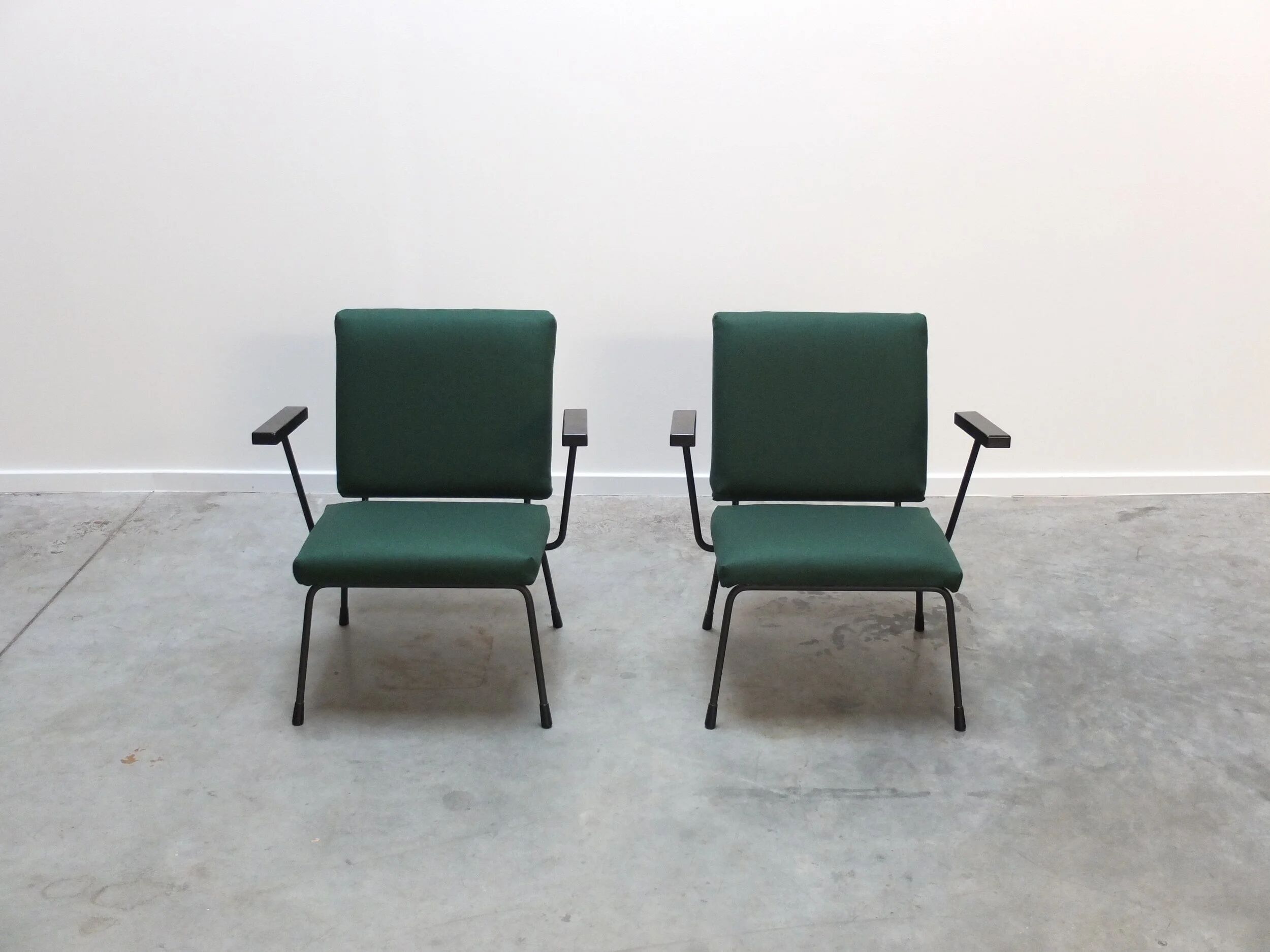 Modernist pair of '1401' easy chairs by Wim Rietveld for Gispen, 1954