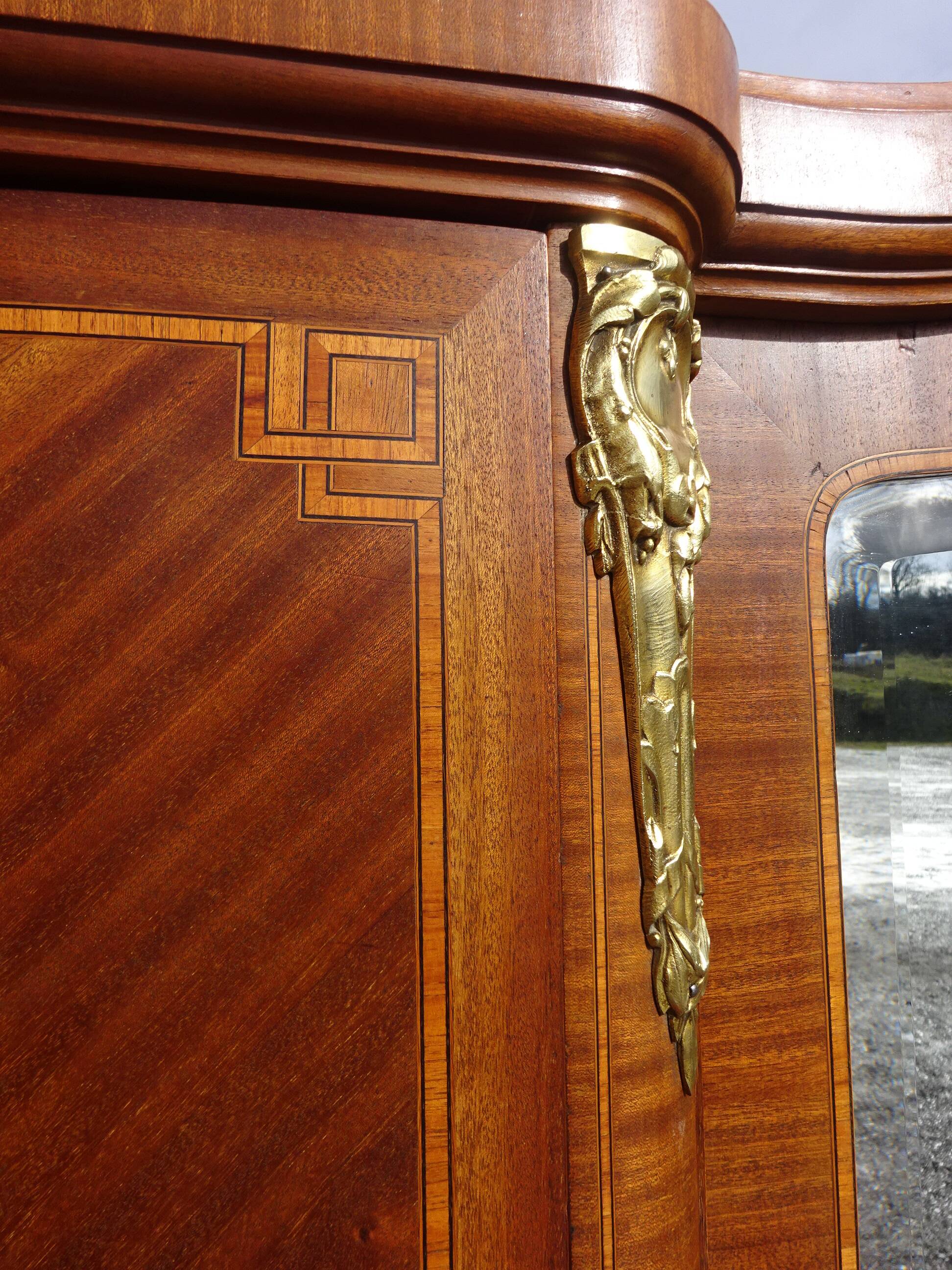 Ancienne armoire de style Louis XVI avec marqueterie et bronzes