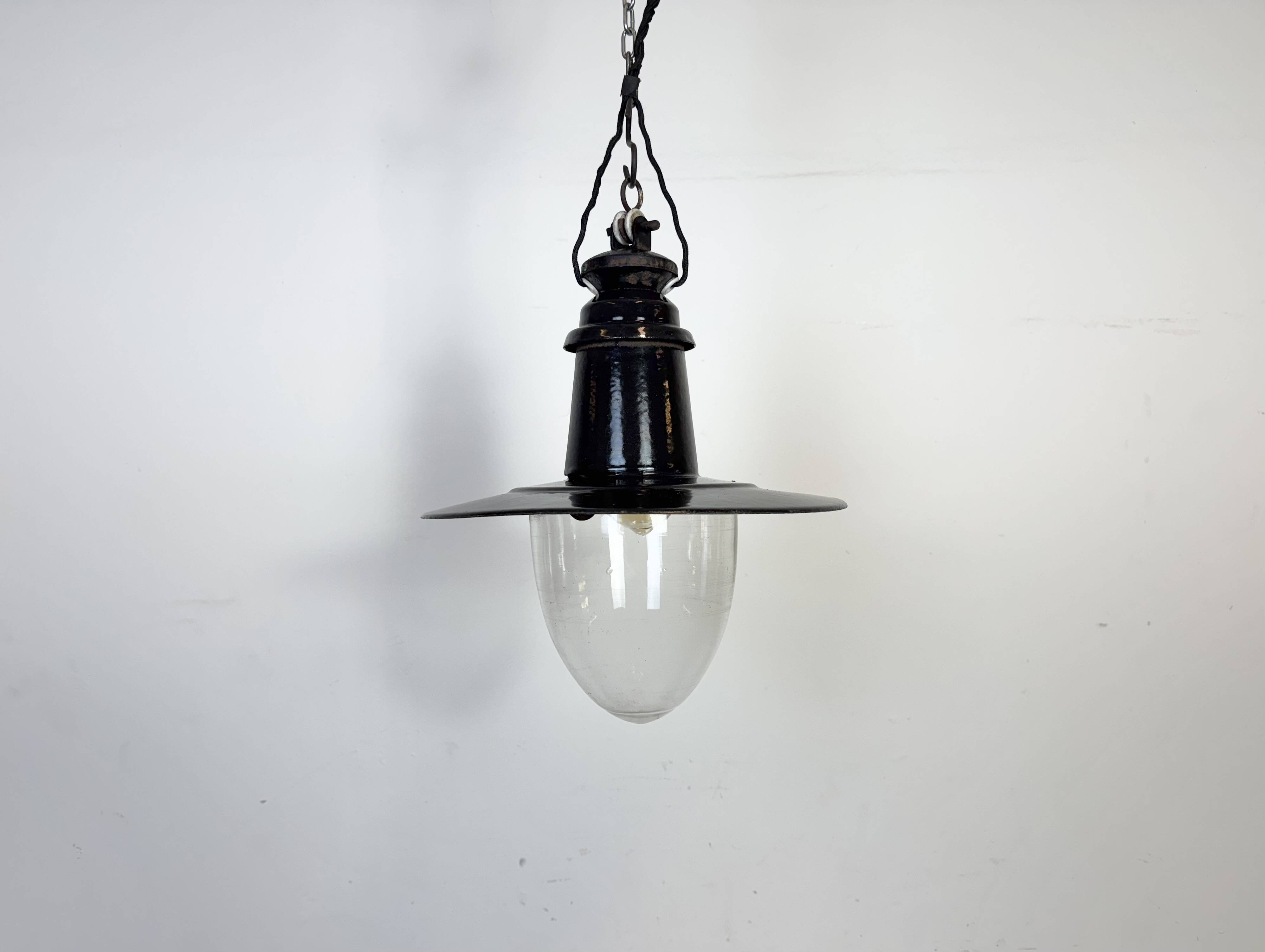 Lampe à suspension industrielle allemande en émail noir avec couvercle en verre, années 1930