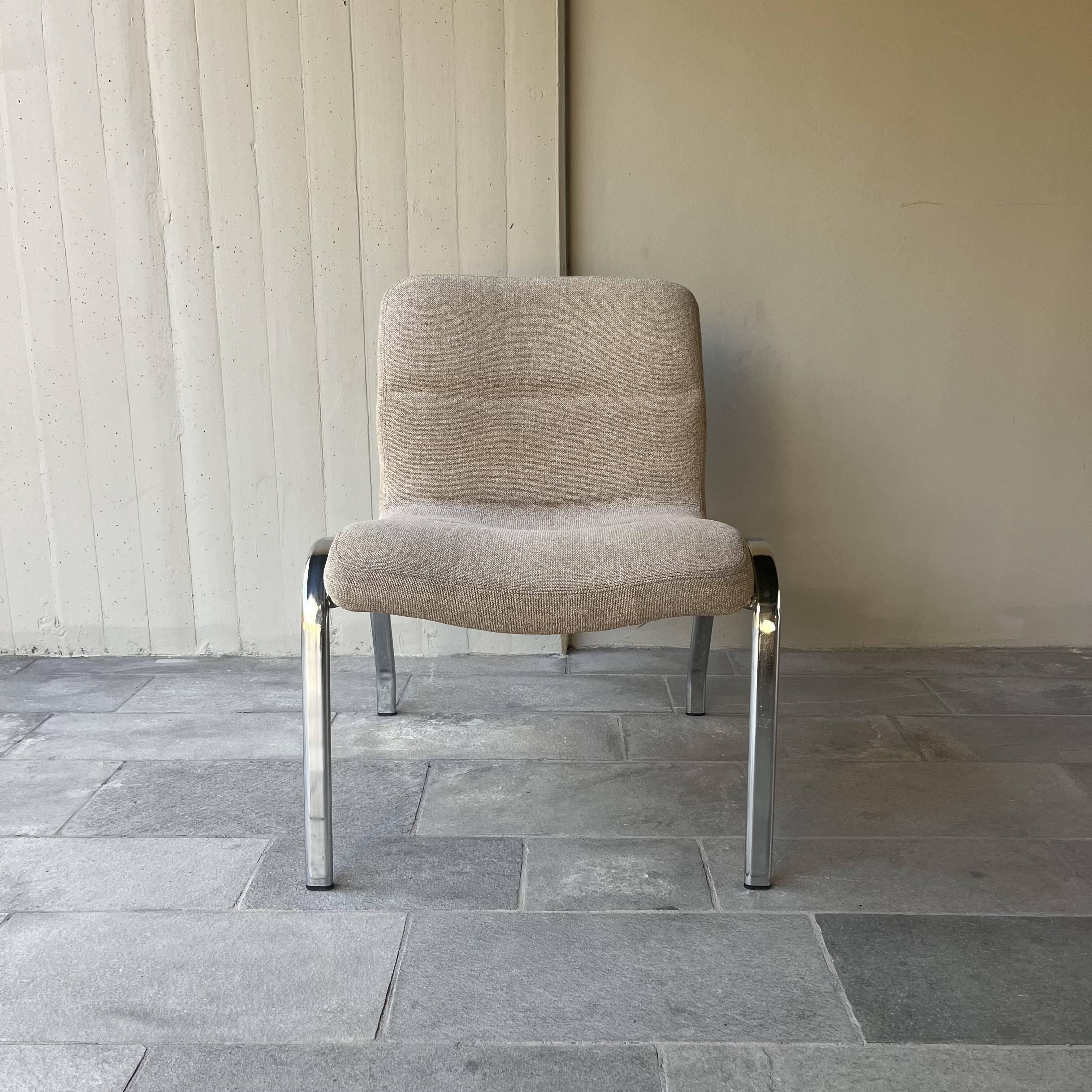 Fauteuil bas vintage chrome et tissu gris/beige