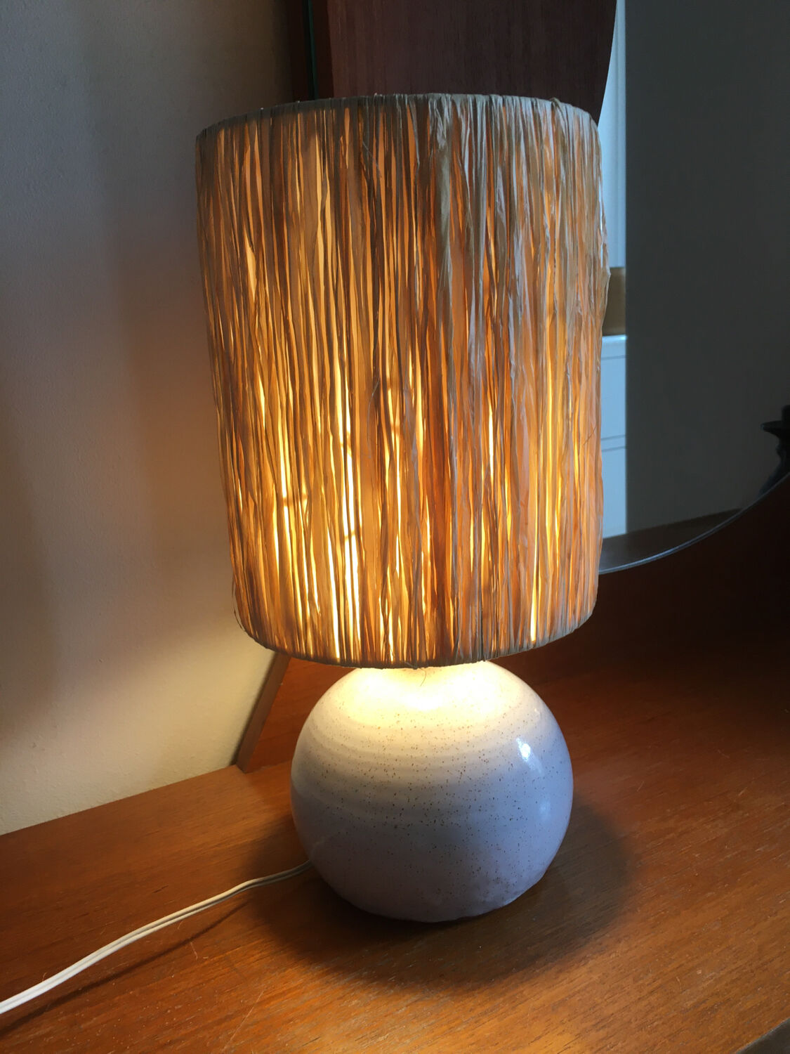 Ceramic table lamp and rafia