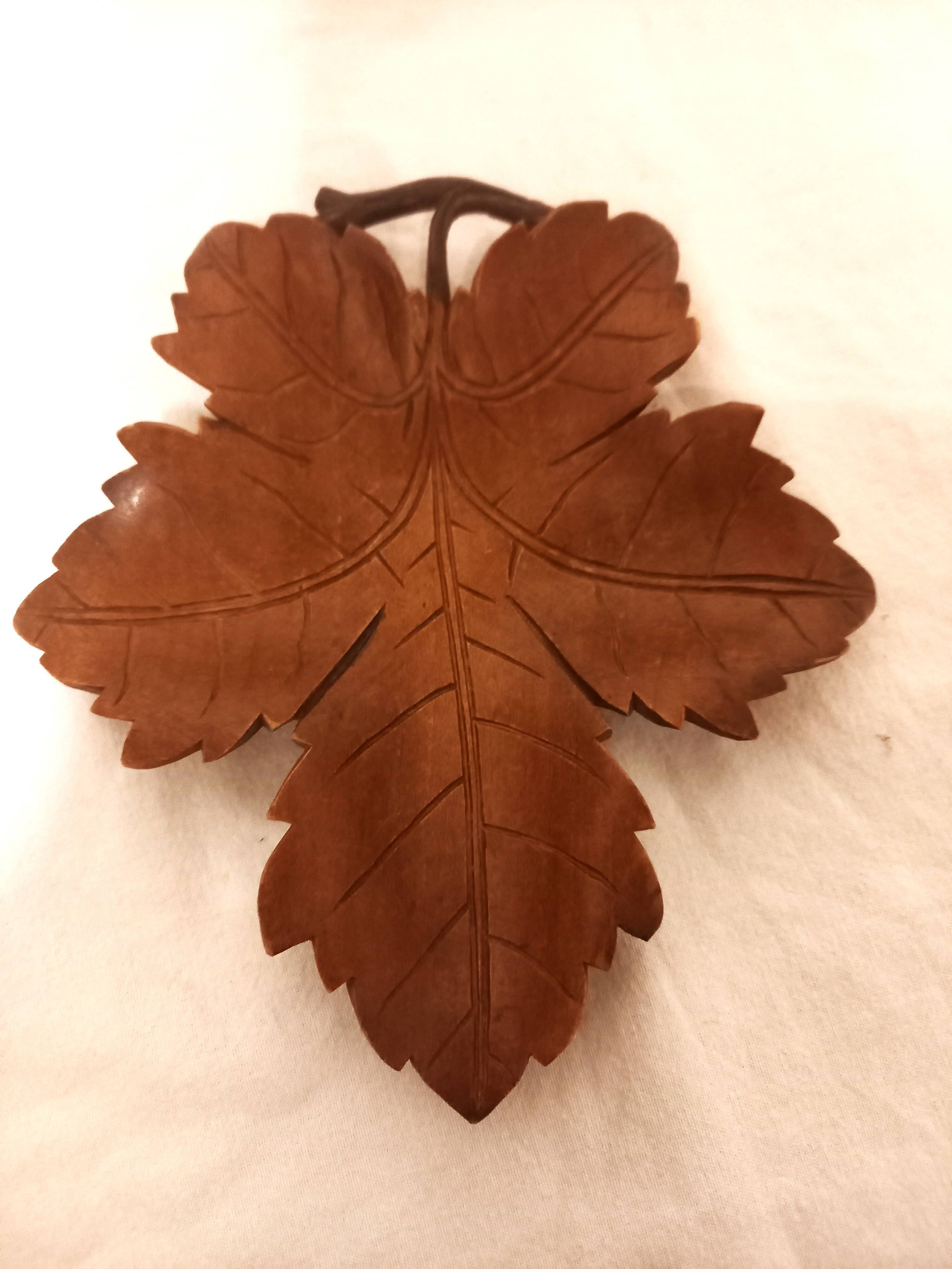 Empty pocket, wooden bowl, vine leaf, craft, vintage