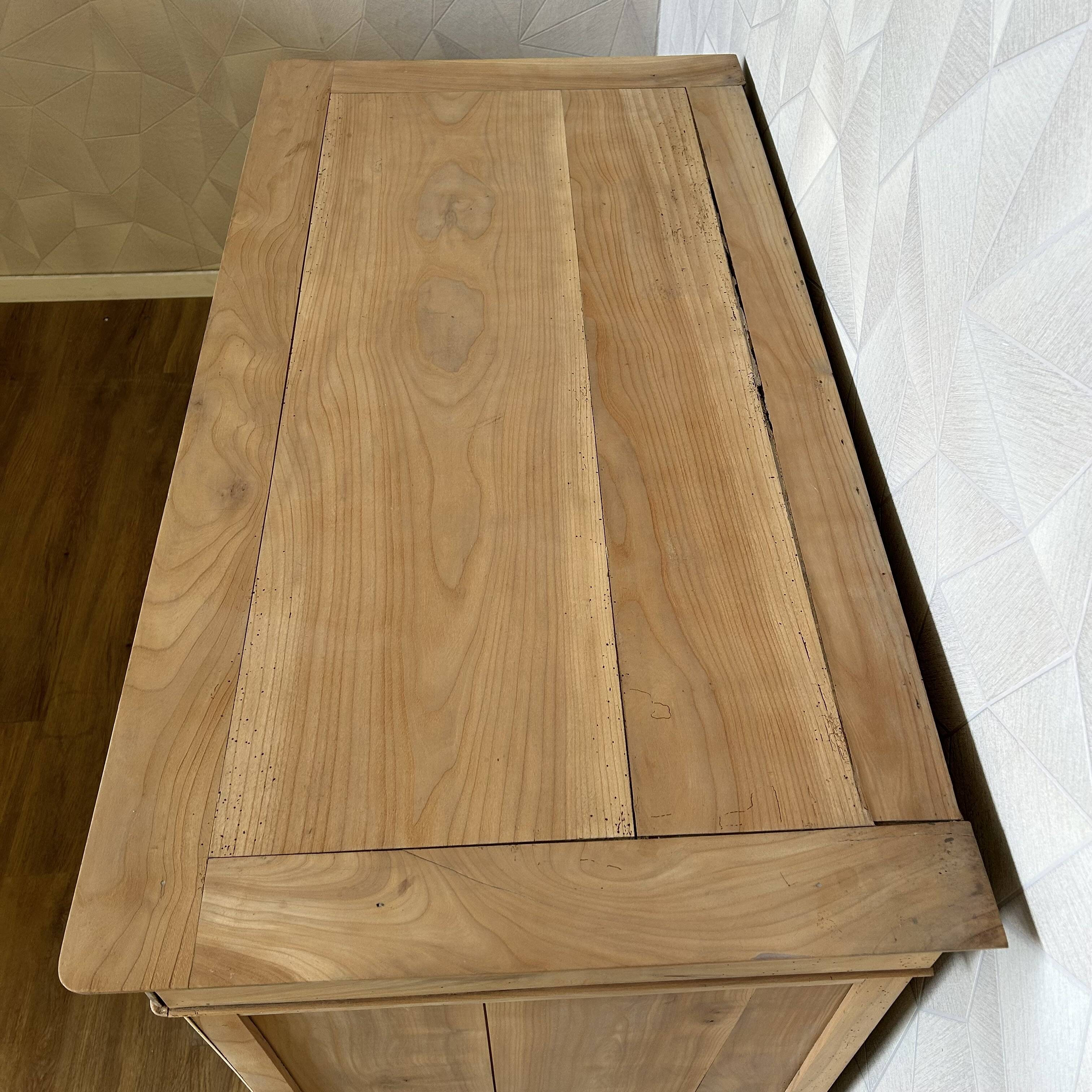 Antique chest of drawers with 4 airbrushed drawers