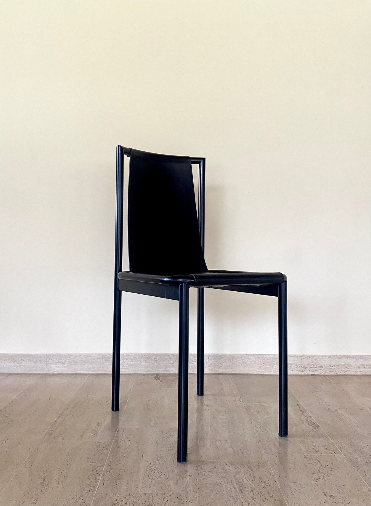 4 postmodern design chairs in black metal and leather, 1980's
