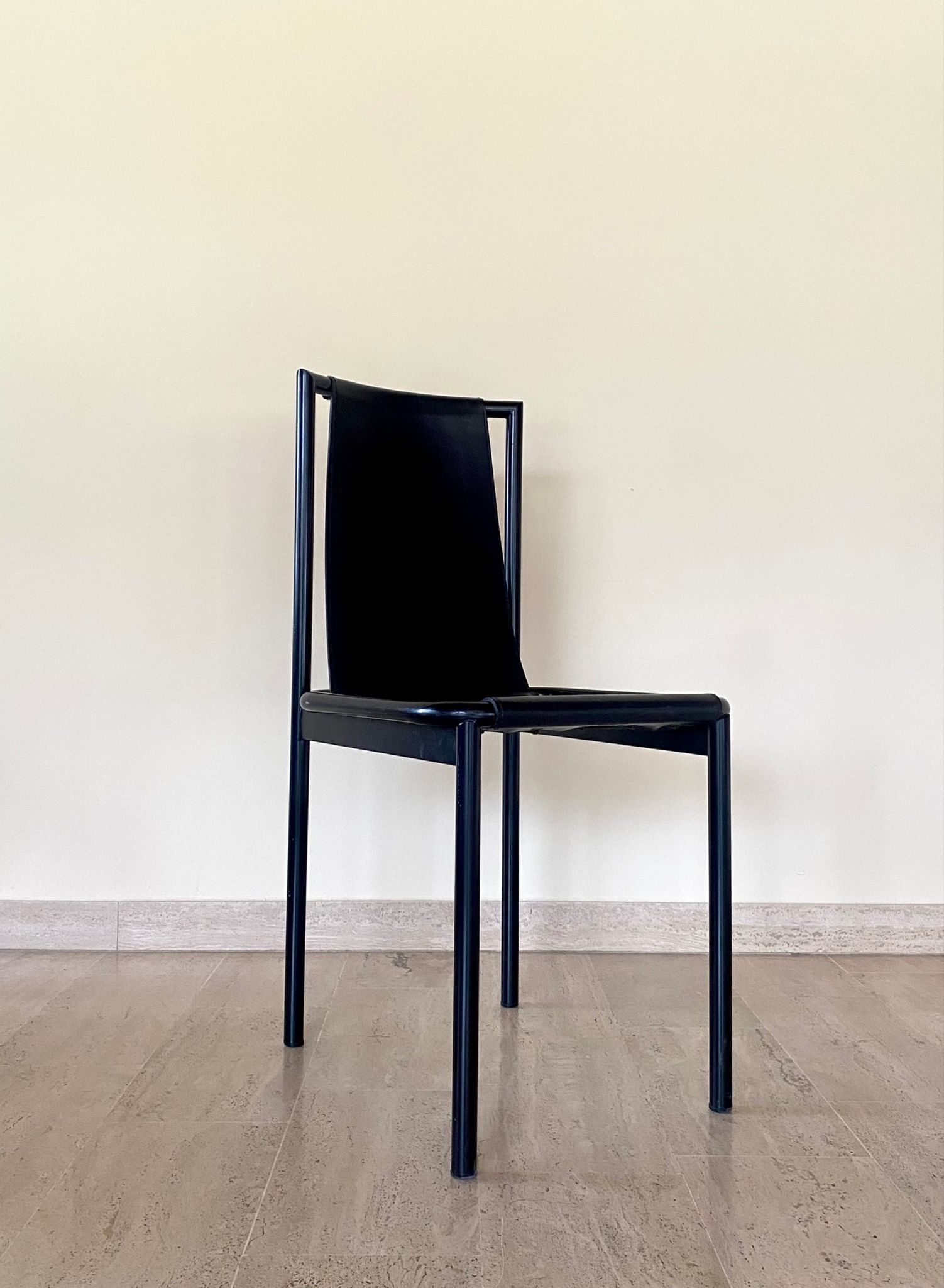 4 chaises design postmodernes en métal et cuir noires, 1980's