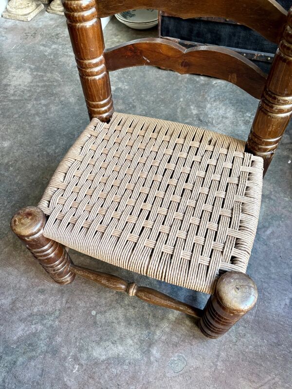Chaise basse en bois foncé et corde danoise tressée attribuée à Charles Dudouyt