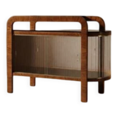 Vitrine Art Déco vintage avec cadre en bois courbé et portes en verre, 65 × 82 × 39 cm