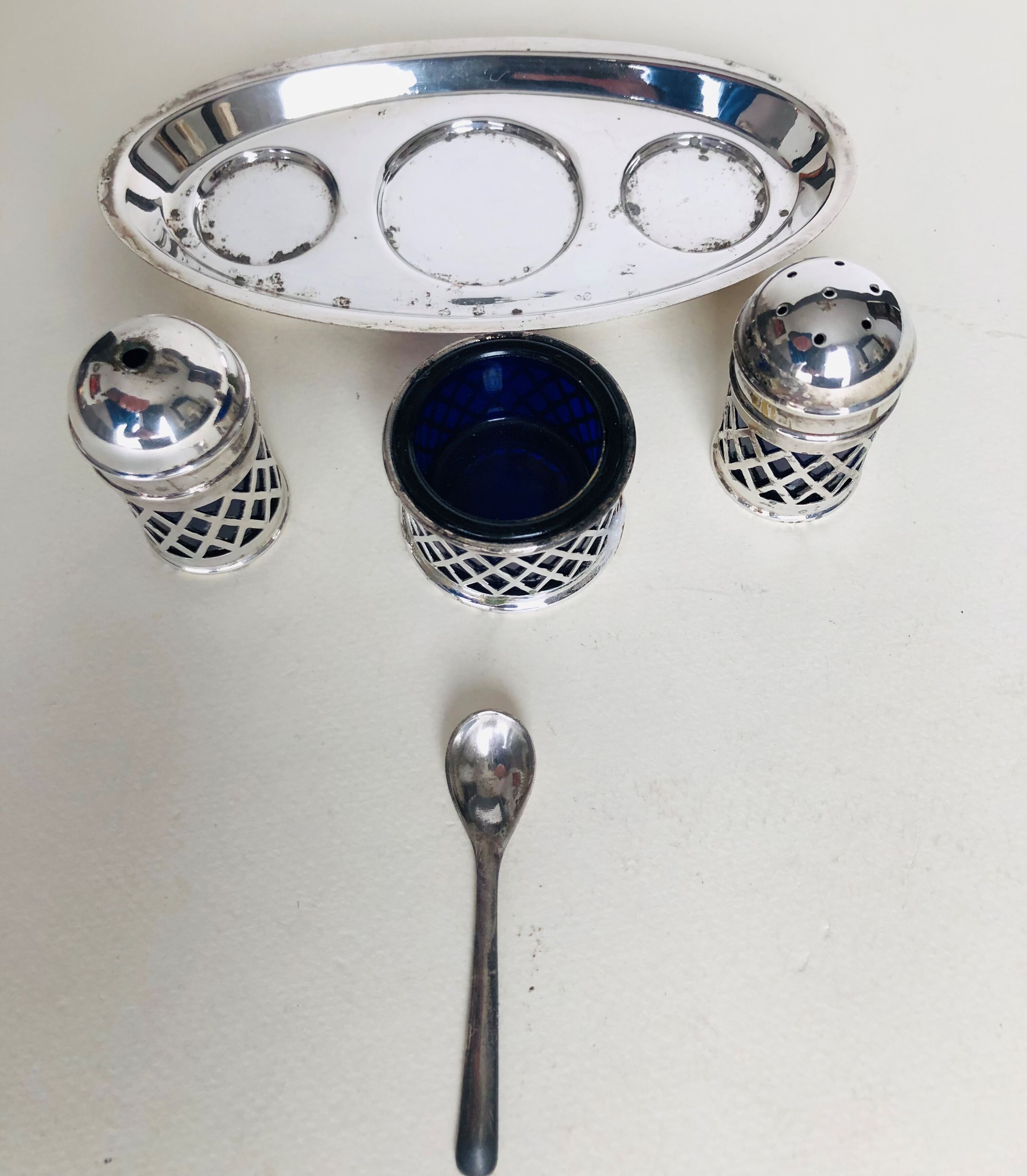 Silver metal spice service