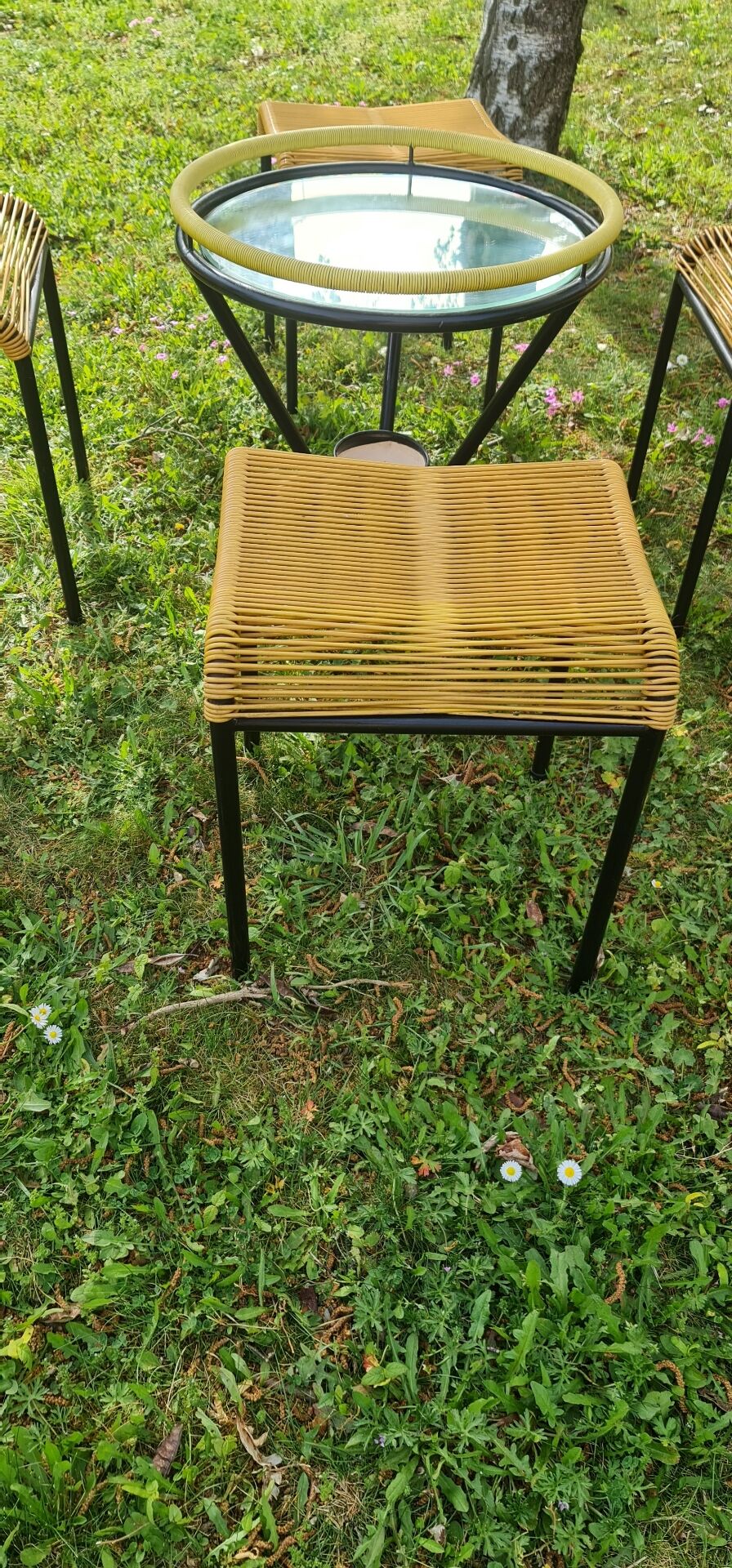 Salon de jardin comprenant table basse ronde en scoubidou et 4 tabourets assortis