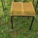 Salon de jardin comprenant table basse ronde en scoubidou et 4 tabourets assortis