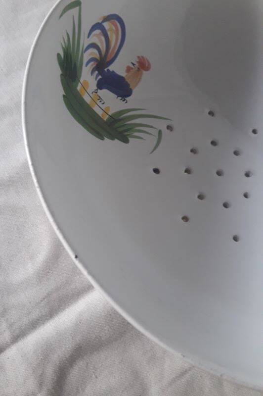 Pornic earthenware drainer model Coq hollow feet